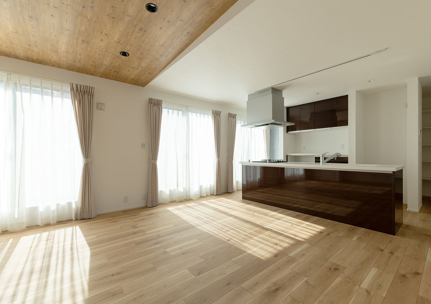 壁一面に大きな開口部を設けた木目の天井のLDK・デザイン住宅 注文住宅・デザイン住宅建築実例_『CASE668 square up』_LDK