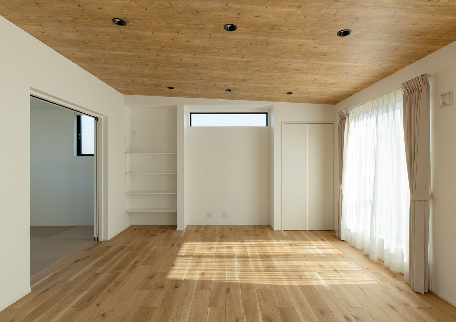 一角に和室がある木目の天井のLDK・デザイン住宅 注文住宅・デザイン住宅建築実例_『CASE668 square up』_LDK