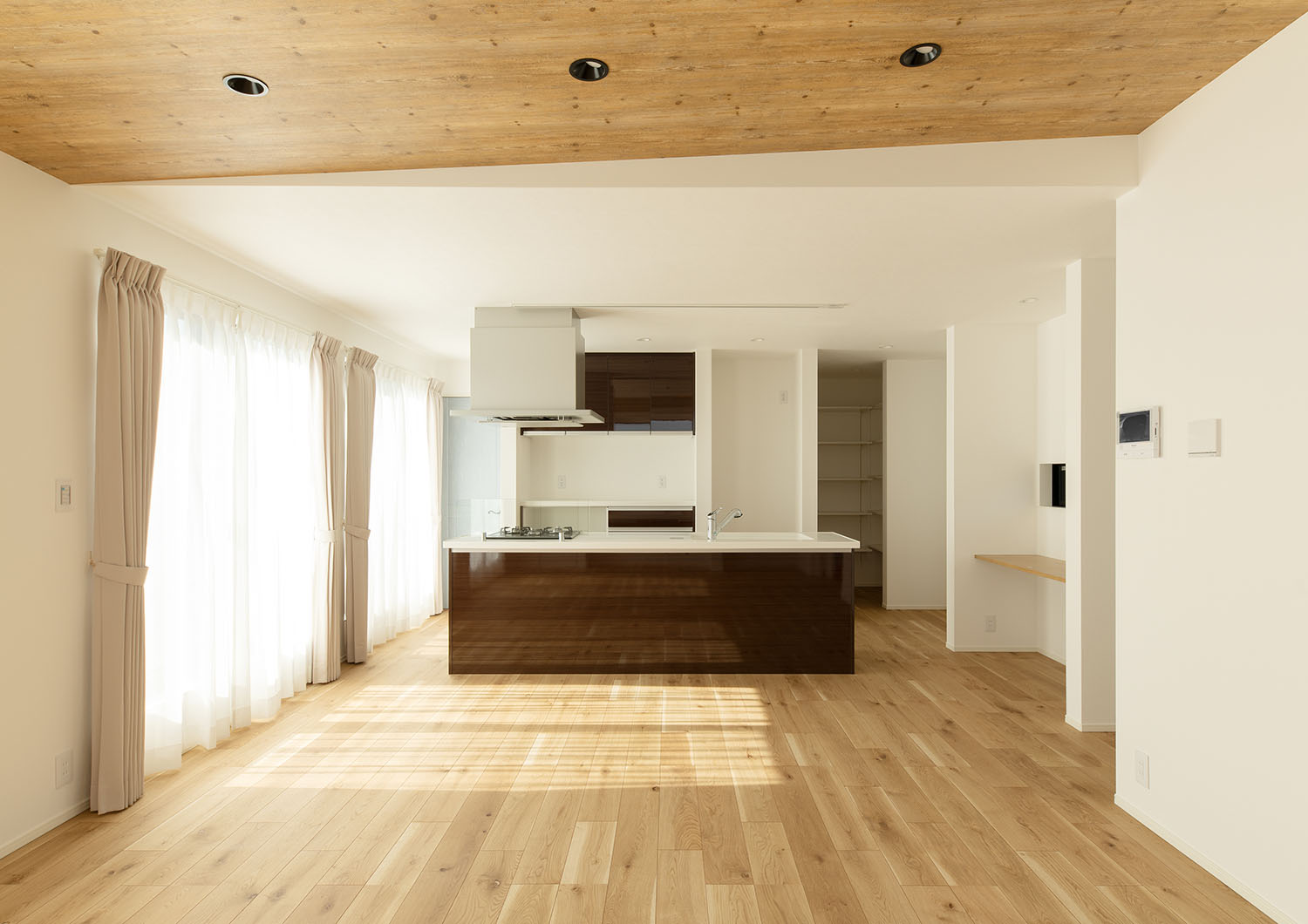 ブラウンのアイランドキッチンが中心にあるLDK・デザイン住宅 注文住宅・デザイン住宅建築実例_『CASE668 square up』_LDK