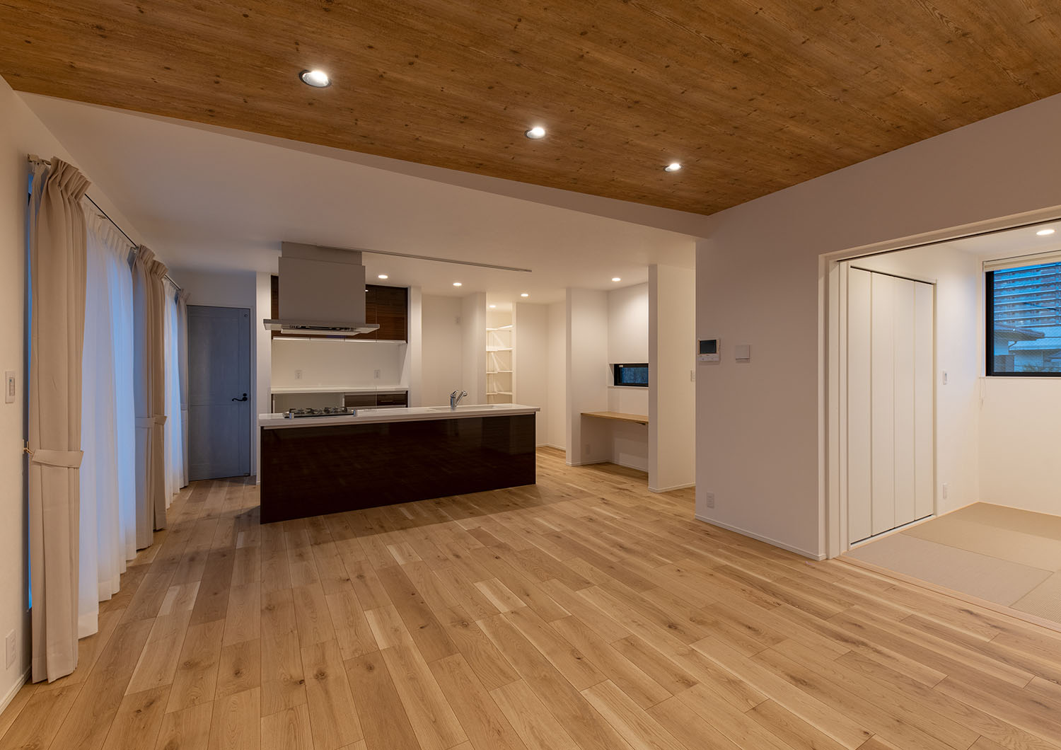 フローリングと素材を統一した木目の天井に、ダウンライトが取り付けられたLDK・デザイン住宅 注文住宅・デザイン住宅建築実例_『CASE668 square up』_LDK