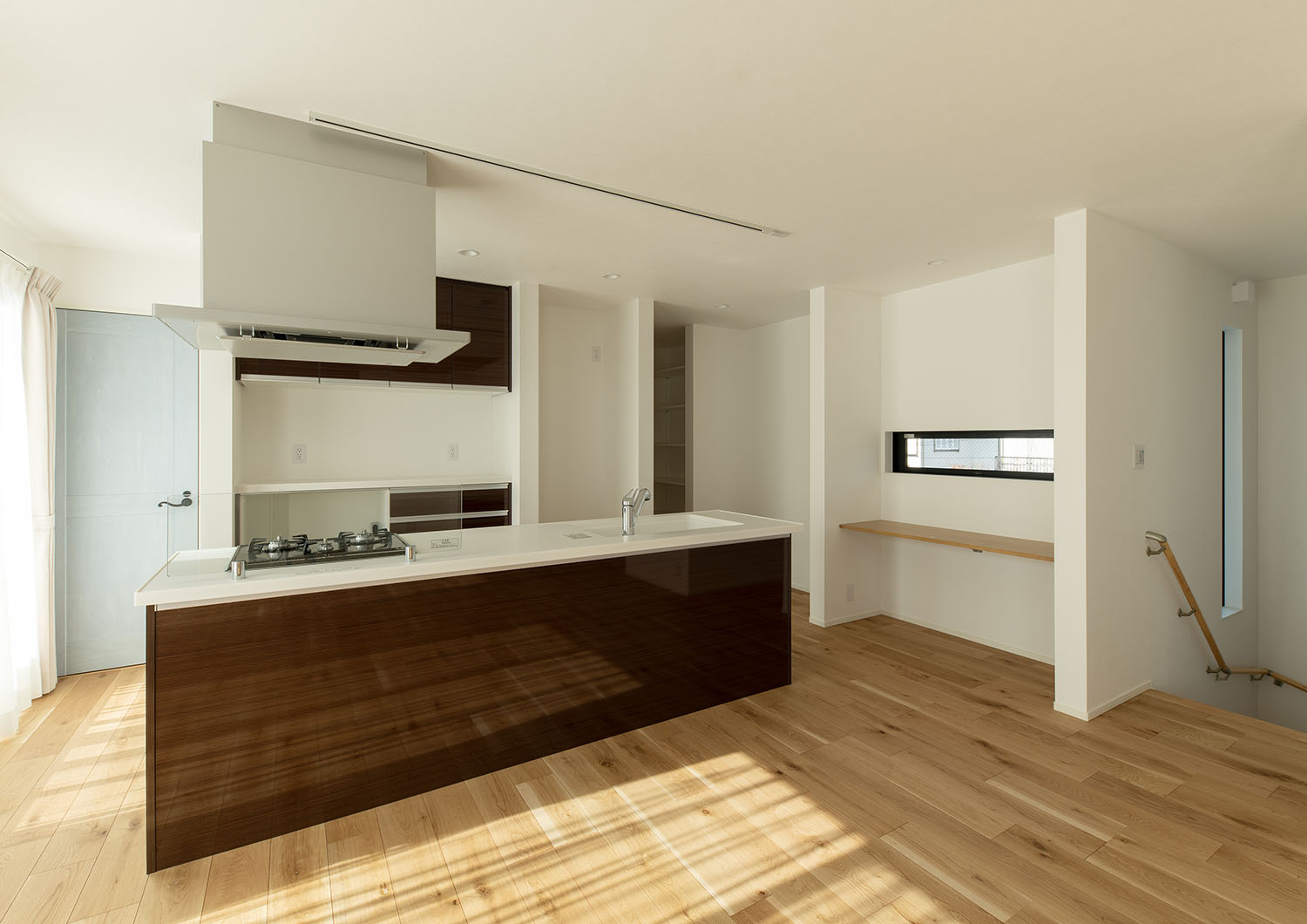 壁付けデスクのワークスペースがある木目の天井のLDK・デザイン住宅 注文住宅・デザイン住宅建築実例_『CASE668 square up』_キッチン