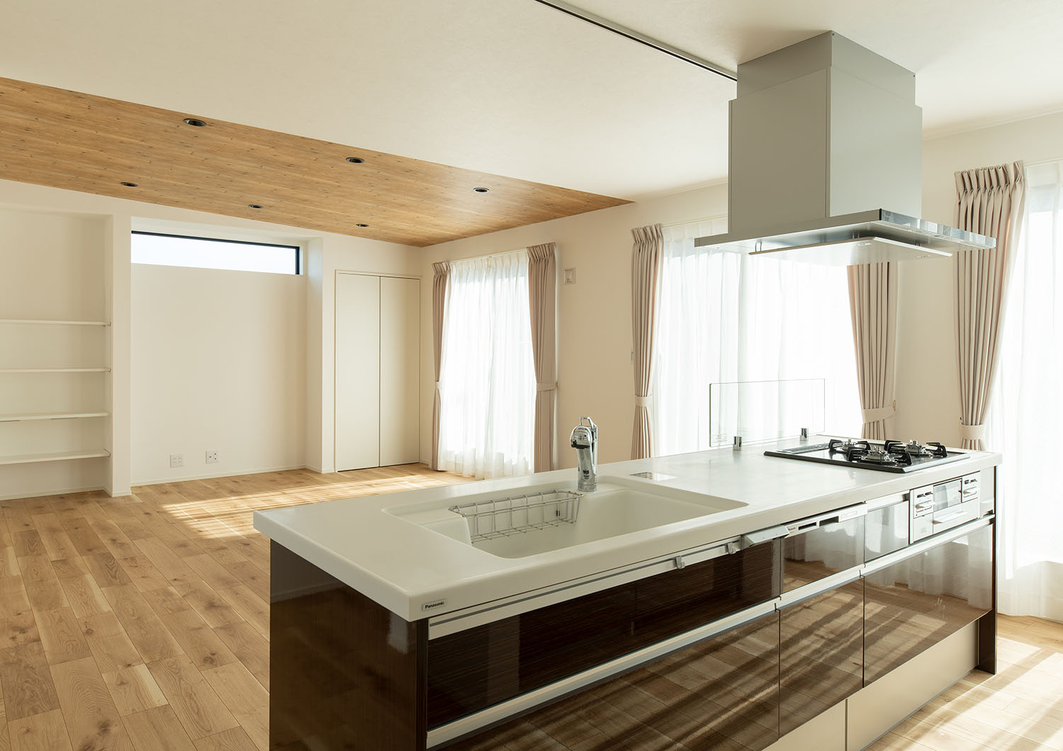 食洗器や収納部分がダークブラウンでまとめられたアイランドキッチン・デザイン住宅 注文住宅・デザイン住宅建築実例_『CASE668 square up』_キッチン