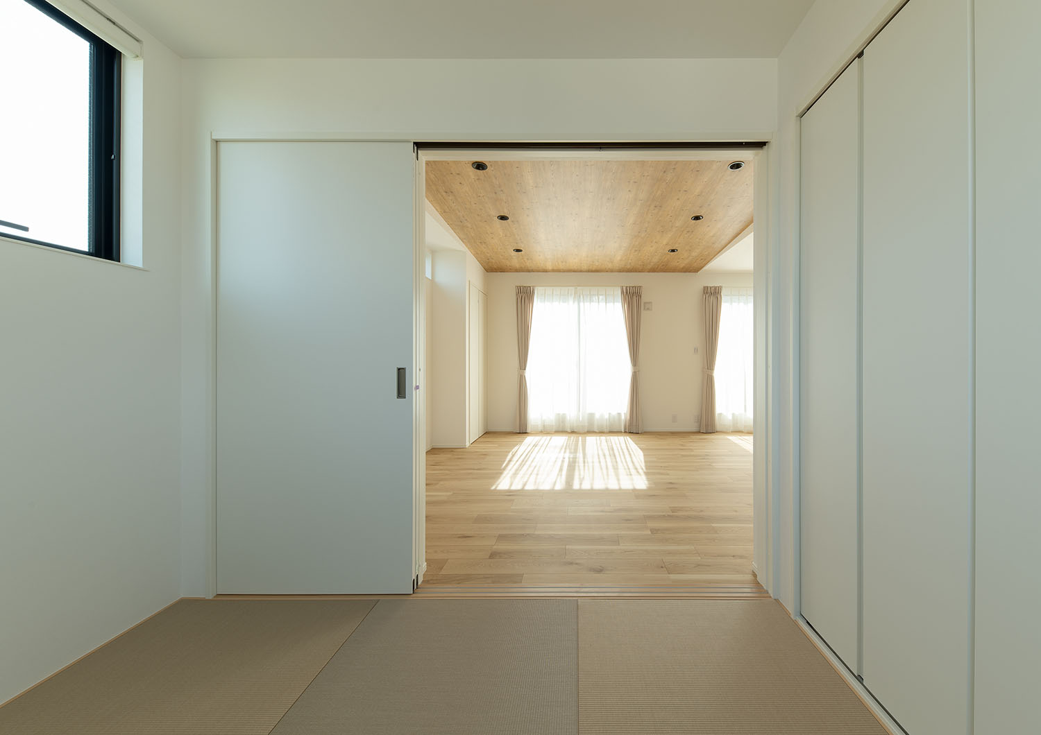 LDKと引き戸で繋がる琉球畳の和室・デザイン住宅 注文住宅・デザイン住宅建築実例_『CASE668 square up』_和室