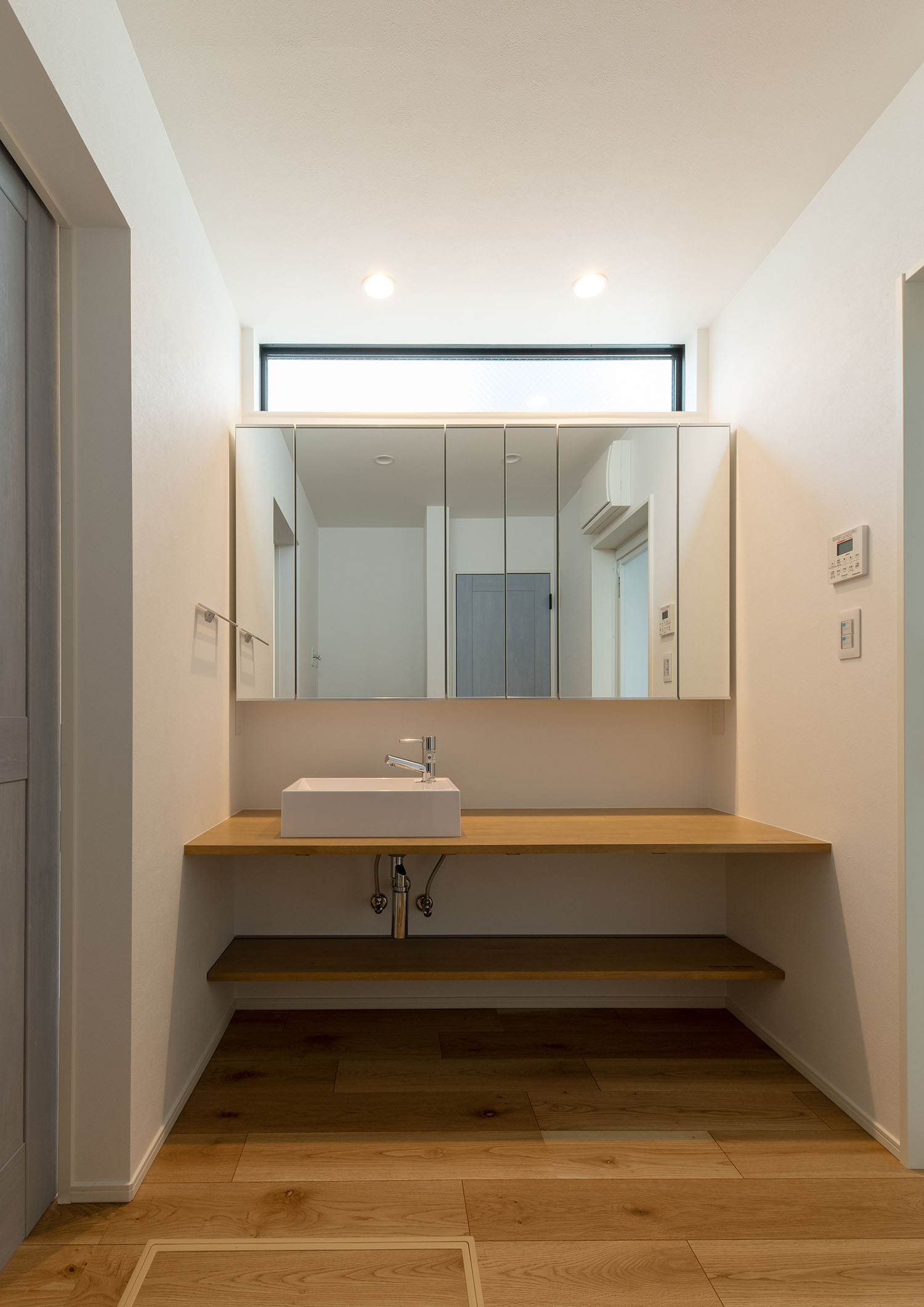 ハイサイドライトを設けた木の洗面台がある洗面所・デザイン住宅 注文住宅・デザイン住宅建築実例_『CASE668 square up』_浴室・洗面所