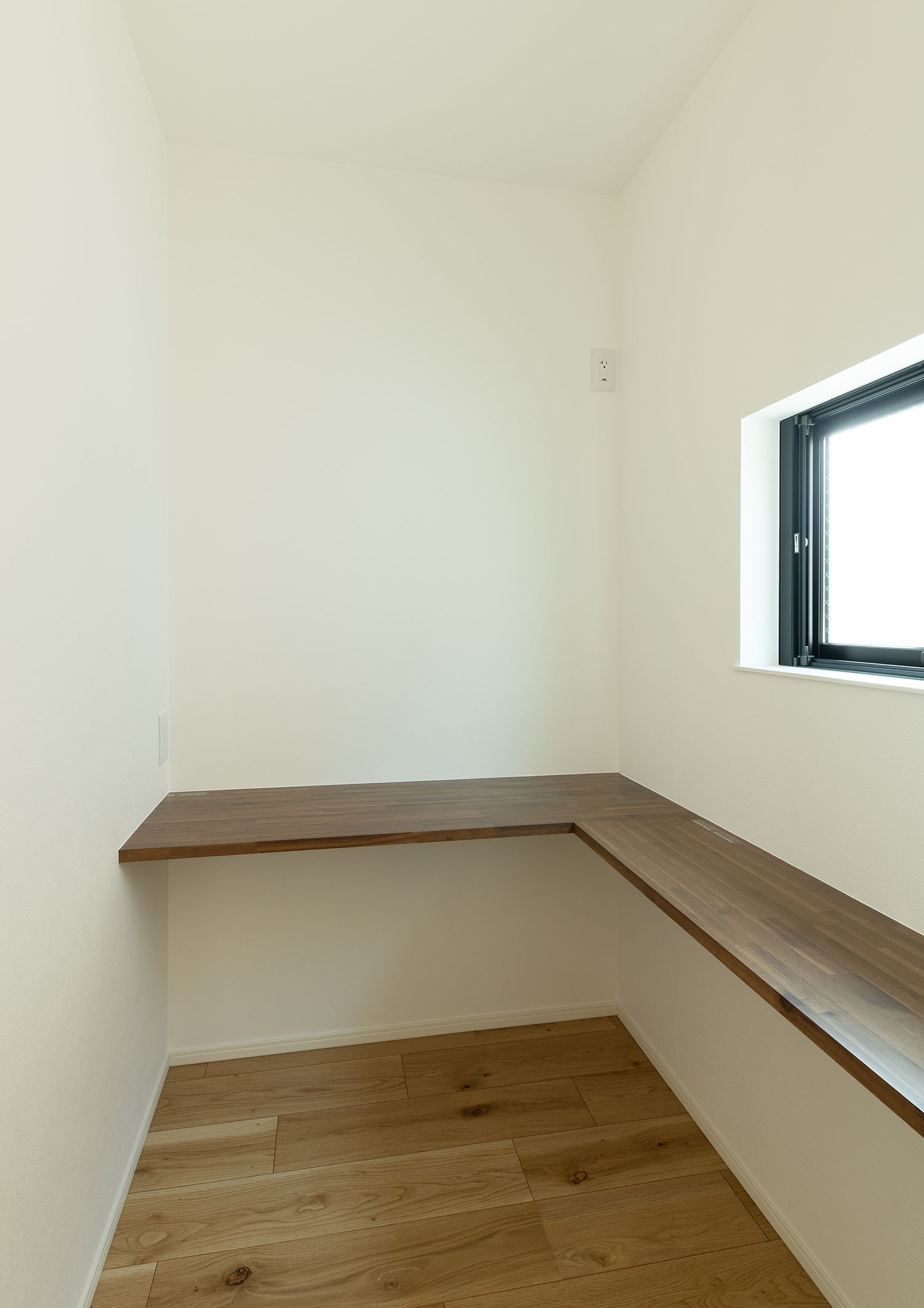 壁付けデスクを設けた窓のある書斎・デザイン住宅 注文住宅・デザイン住宅建築実例_『CASE668 square up』_書斎