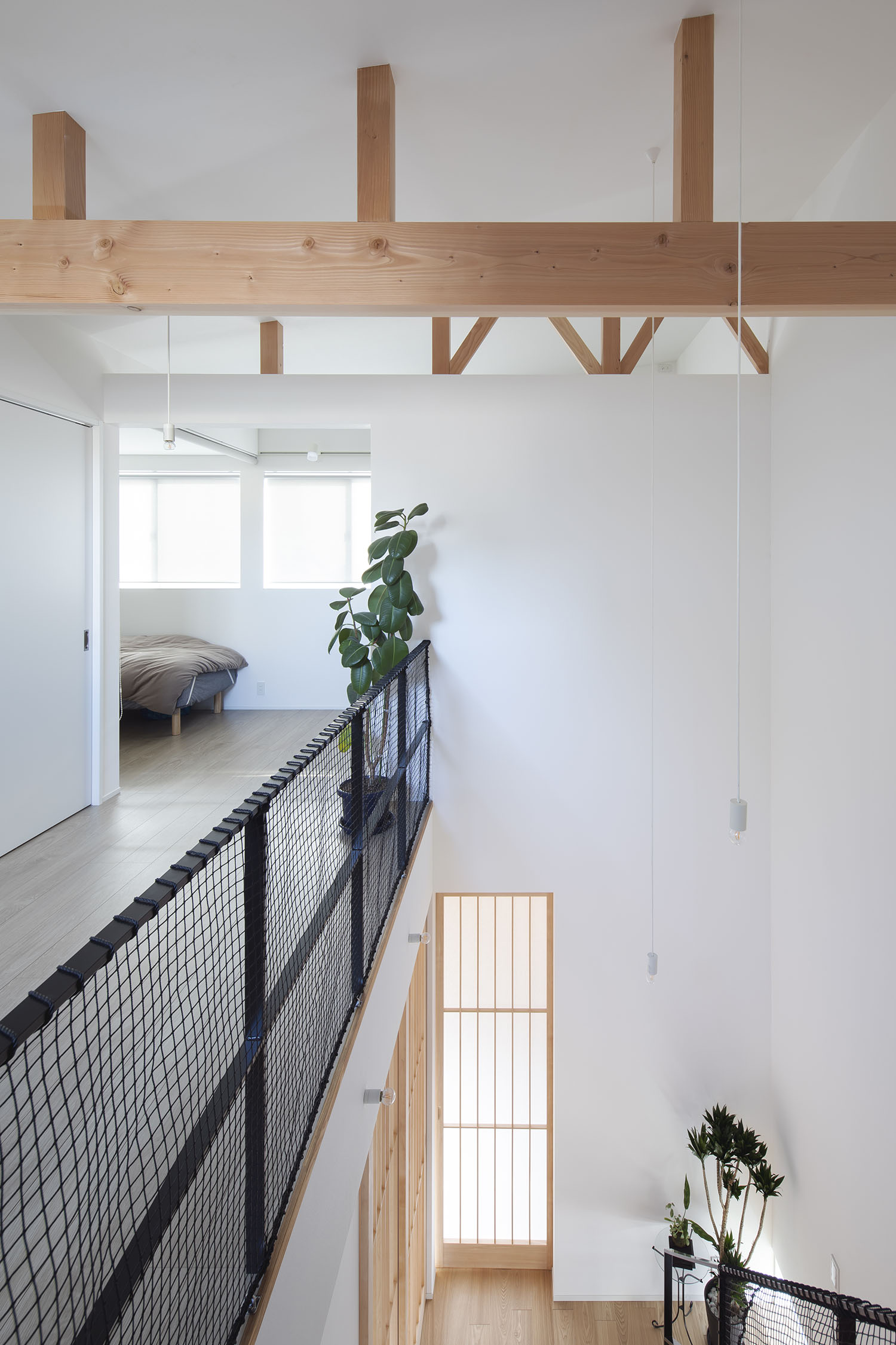 吹き抜けで一階と繋がっている、木の梁見せ天井のLDK・デザイン住宅 注文住宅・デザイン住宅建築実例_『CASE669 ludique』_子供部屋