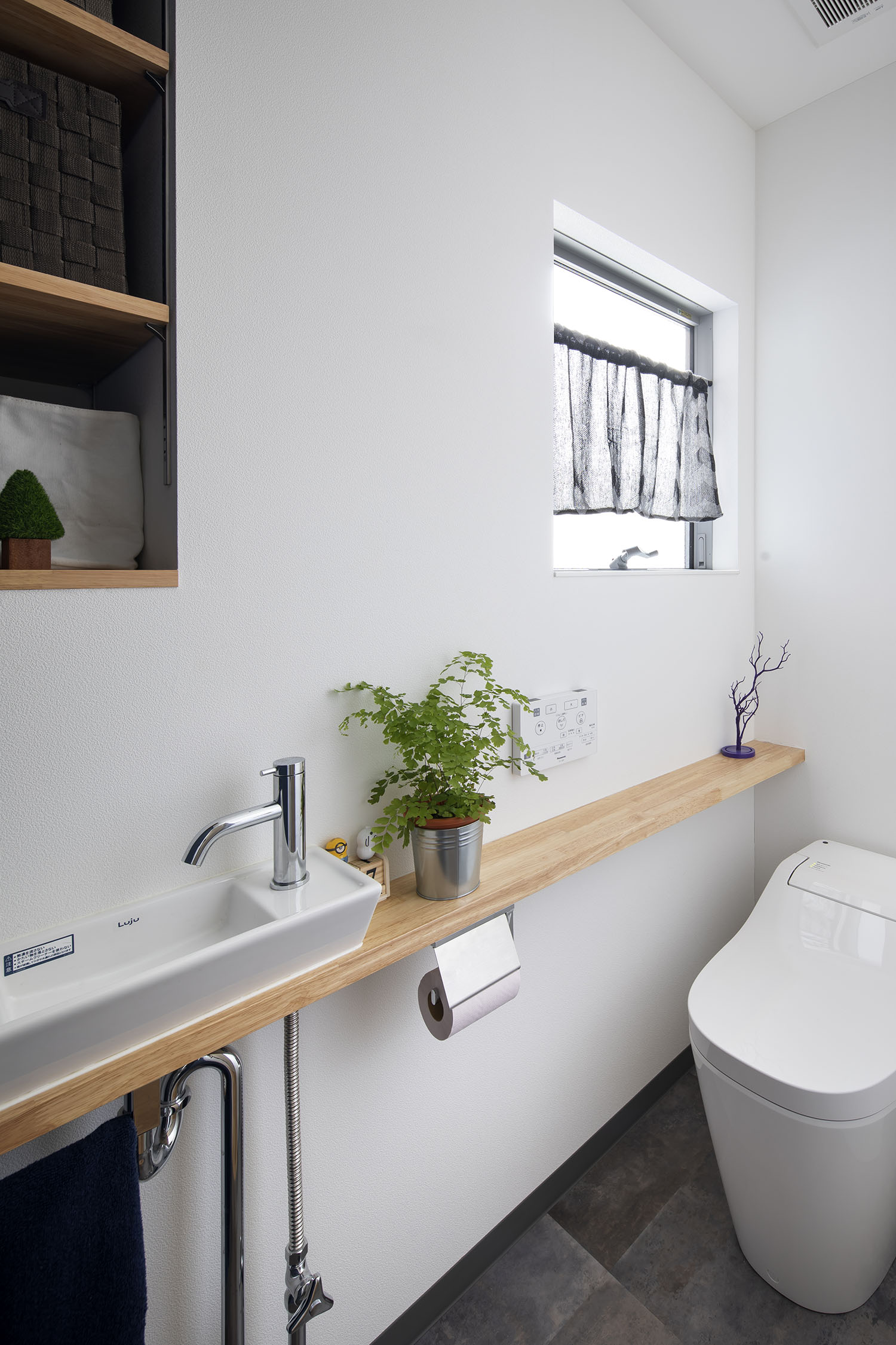 木製の棚や手洗いカウンターがあるトイレ・デザイン住宅 注文住宅・デザイン住宅建築実例_『CASE669 ludique』_トイレ
