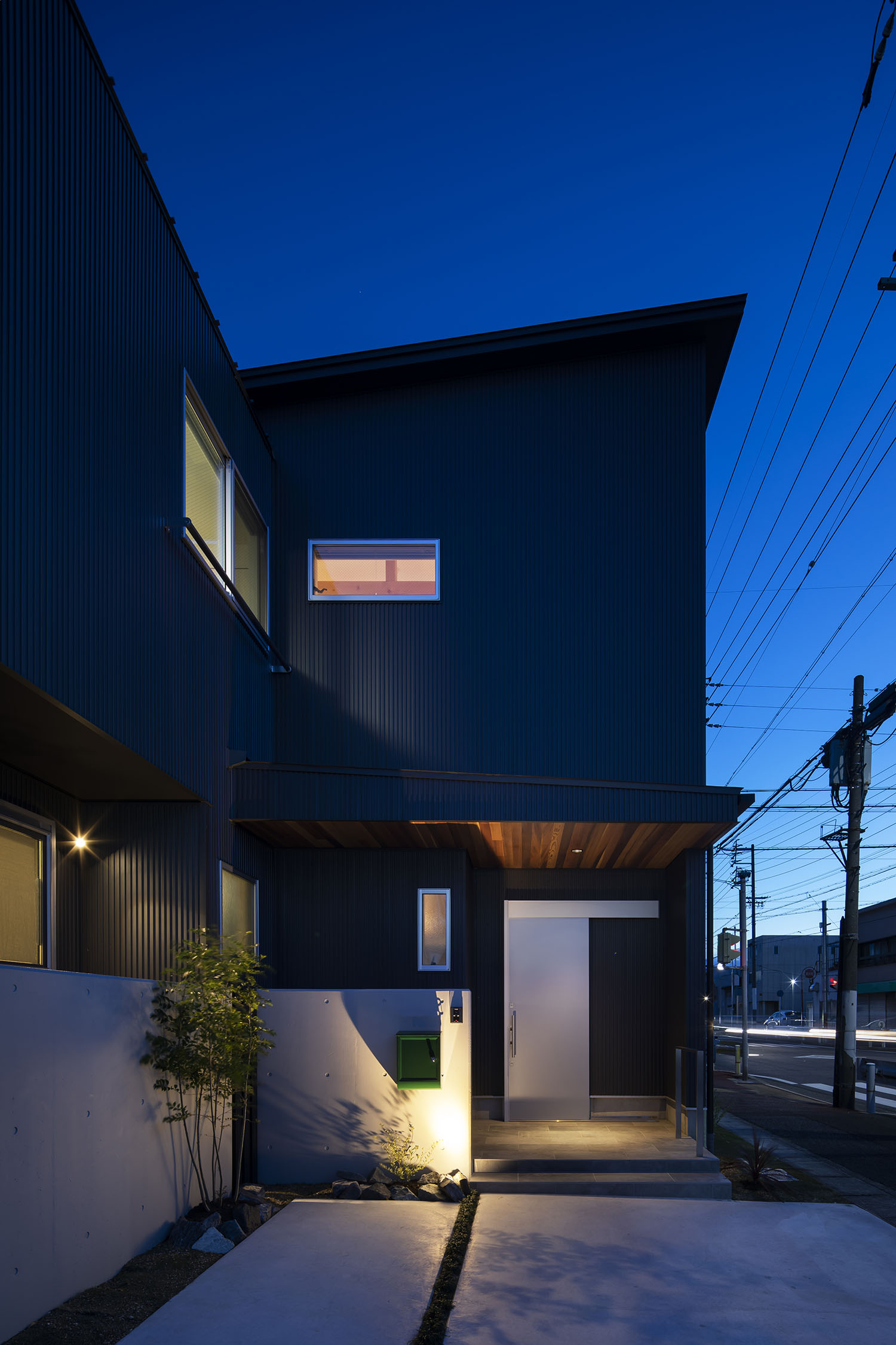 照明に照らされた軒天井の玄関ポーチ・デザイン住宅 注文住宅・デザイン住宅建築実例_『CASE669 ludique』_外観