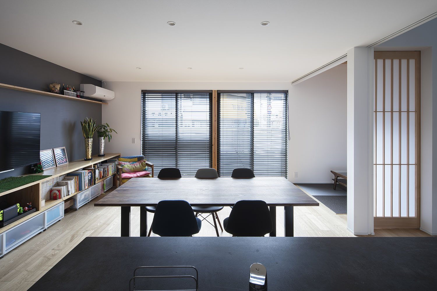 黒いブラインドが取り付けられた窓があるLDK・デザイン住宅 注文住宅・デザイン住宅建築実例_『CASE669 ludique』_LDK