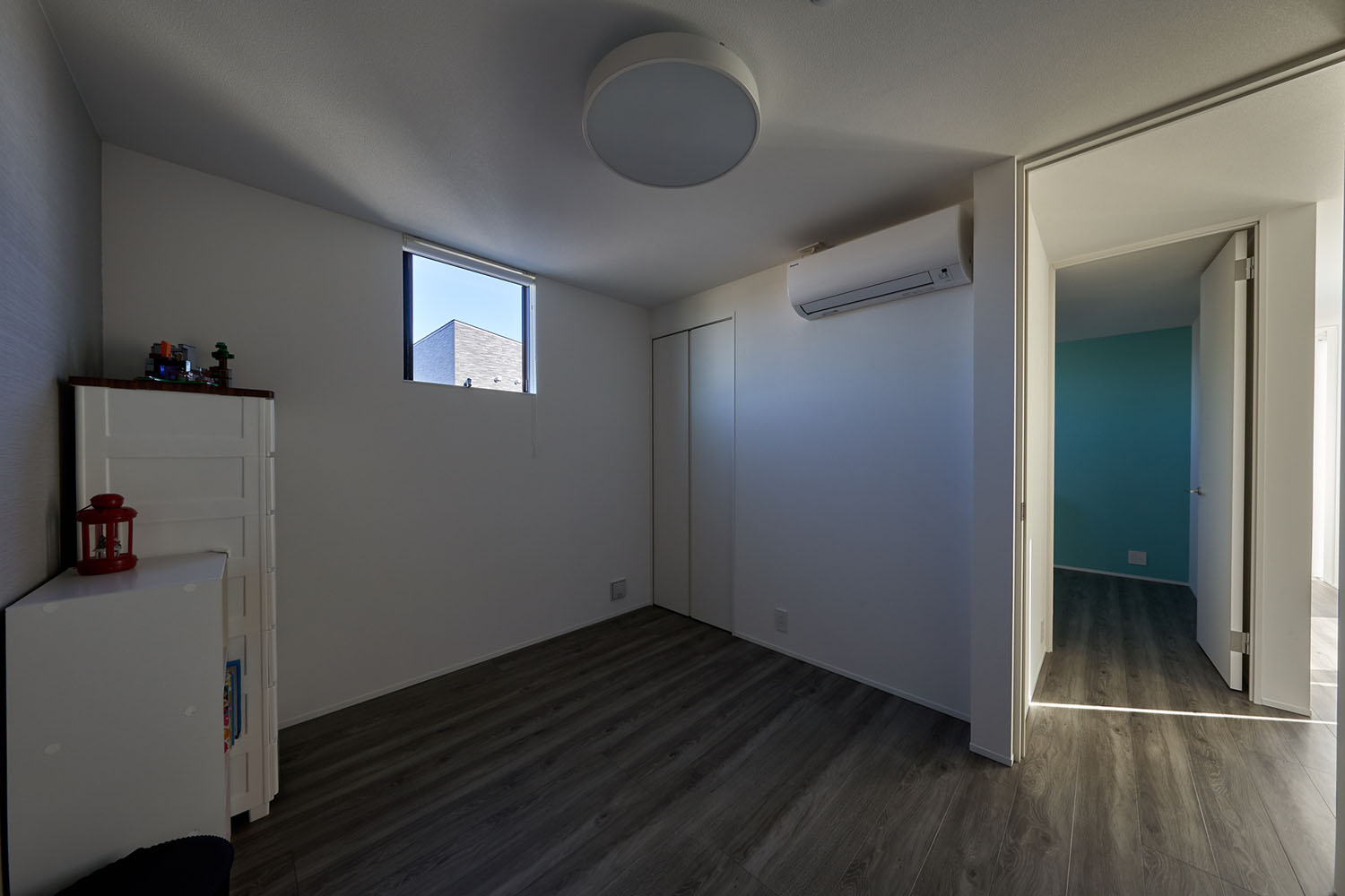 黒いフローリングで小さな窓がある個室・デザイン住宅 注文住宅・デザイン住宅建築実例_『CASE670 静かな形の家』_子供部屋