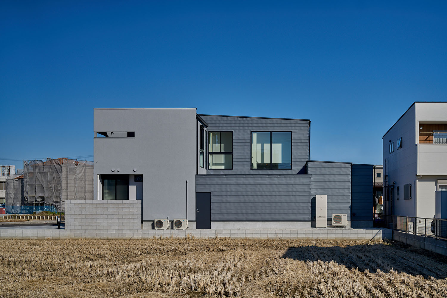 二色の外壁が塗分けられている外観の住宅・デザイン住宅 注文住宅・デザイン住宅建築実例_『CASE670 静かな形の家』_外観