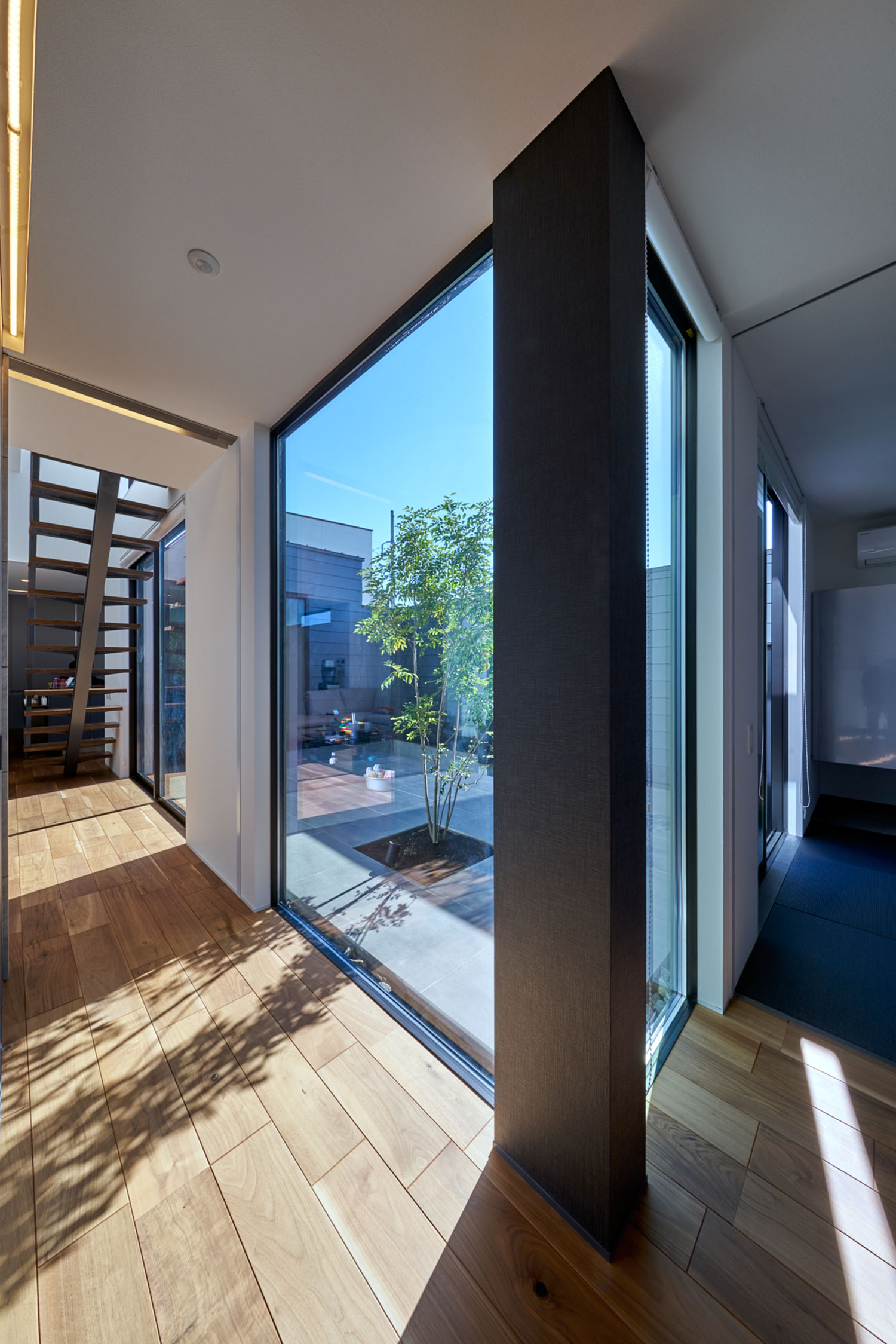 中庭に面する大きな窓が多くある廊下・デザイン住宅 注文住宅・デザイン住宅建築実例_『CASE670 静かな形の家』_中庭