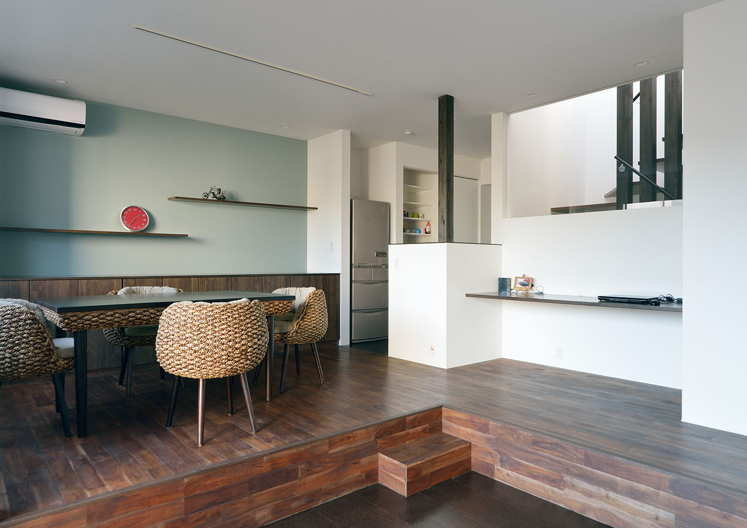 薄い緑のアクセントクロスに飾り棚が取り付けられているLDK・デザイン住宅 注文住宅・デザイン住宅建築実例_『CASE672 Trick Art』_LDK