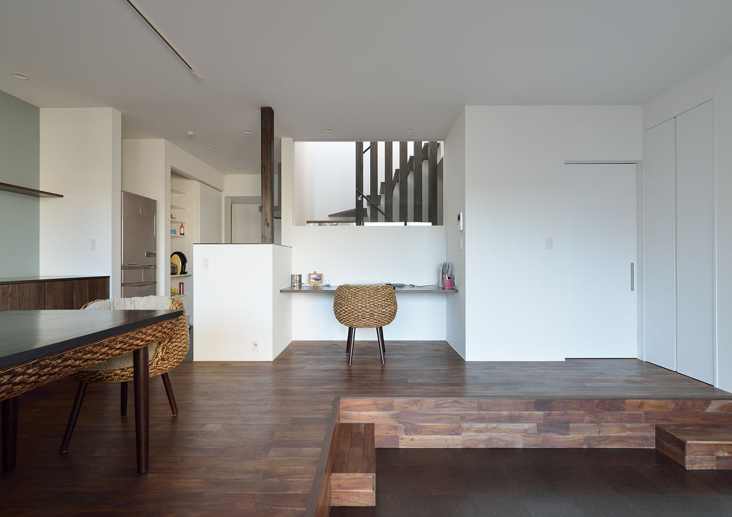 壁付けのデスクに椅子が一つ置かれたLDKのワークスペース・デザイン住宅 注文住宅・デザイン住宅建築実例_『CASE672 Trick Art』_LDK