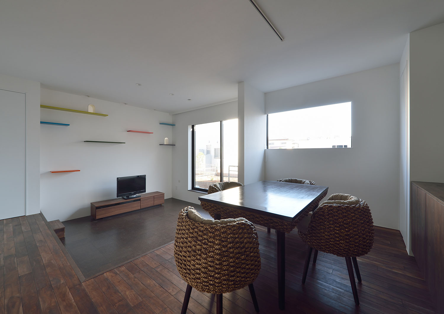 白い壁に開口部が多くあるLDK・デザイン住宅 注文住宅・デザイン住宅建築実例_『CASE672 Trick Art』_LDK