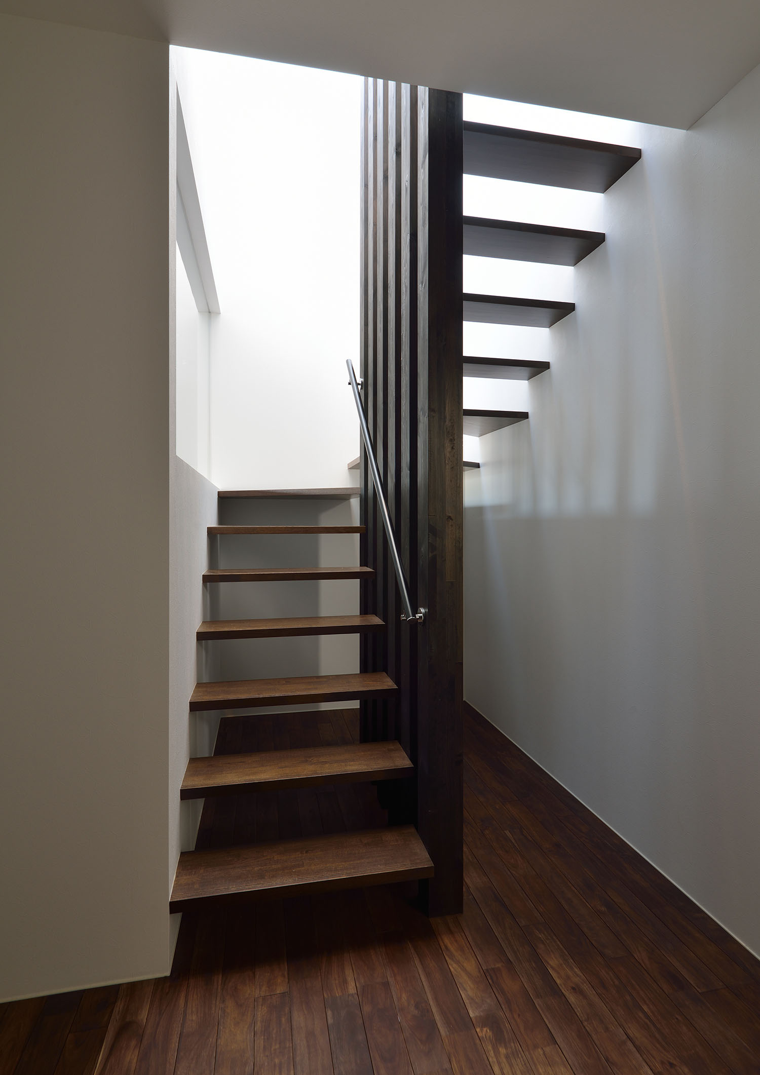 フローリングと似た色で作られたスケルトン階段・デザイン住宅 注文住宅・デザイン住宅建築実例_『CASE672 Trick Art』_階段