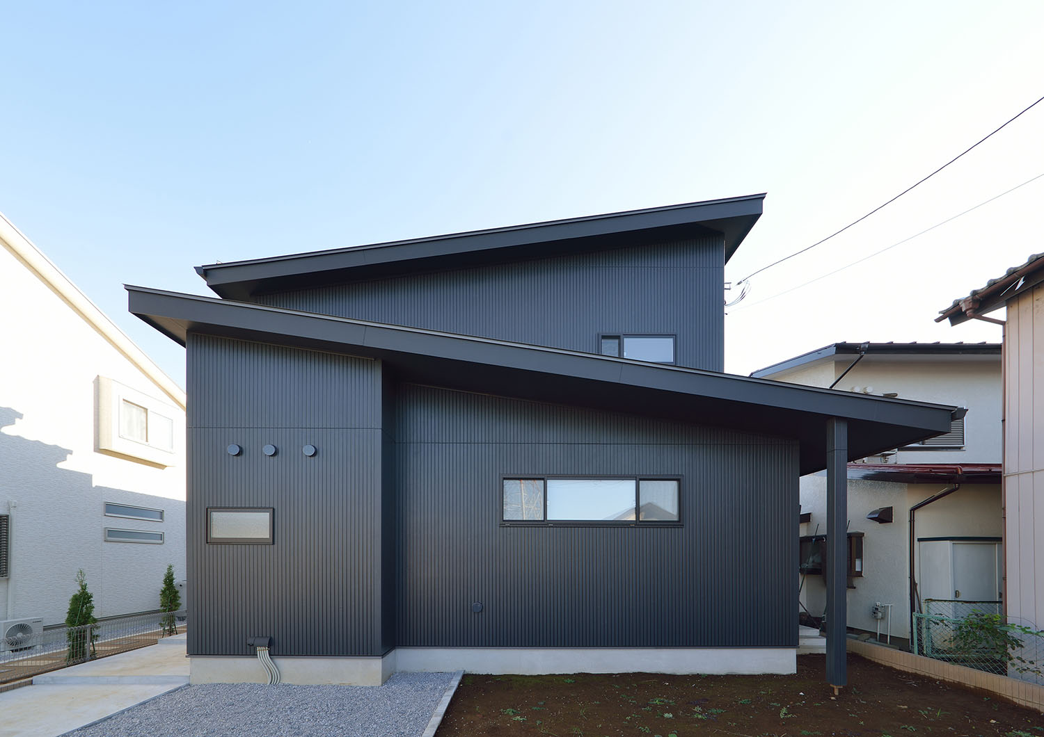 一階と二階で屋根の角度を変えた、黒い外観の住宅・デザイン住宅 注文住宅・デザイン住宅建築実例_『CASE672 Trick Art』_外観