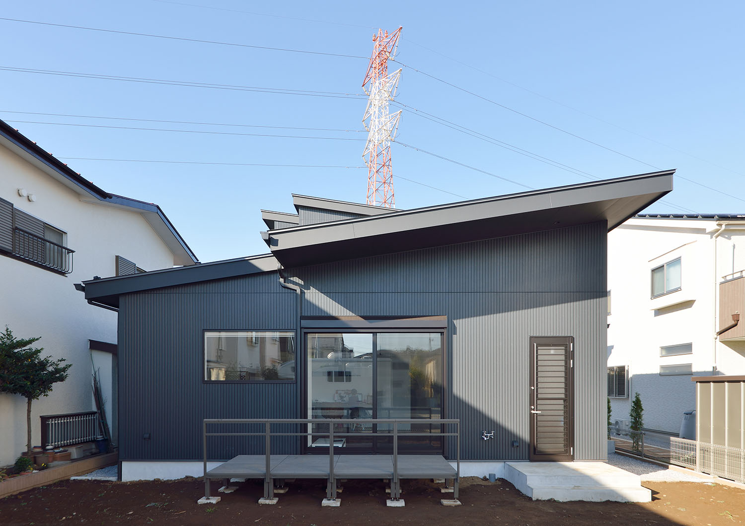 入口と反対側から見ると平屋のように見える住宅の外観・デザイン住宅 注文住宅・デザイン住宅建築実例_『CASE672 Trick Art』_外観