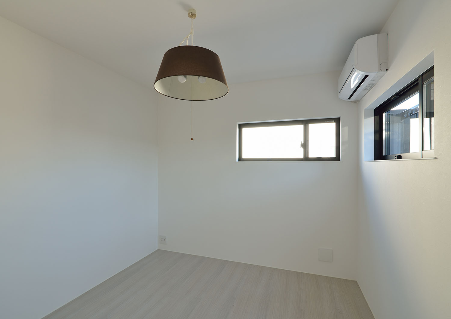 白を基調とした、スリット窓やペンダントライトがある部屋・デザイン住宅 注文住宅・デザイン住宅建築実例_『CASE672 Trick Art』_子供部屋