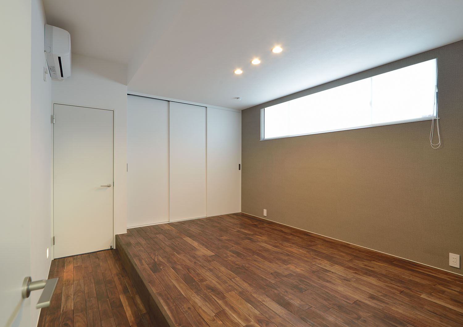 段差のあるフローリングで、スリット窓がある部屋・デザイン住宅 注文住宅・デザイン住宅建築実例_『CASE672 Trick Art』_寝室