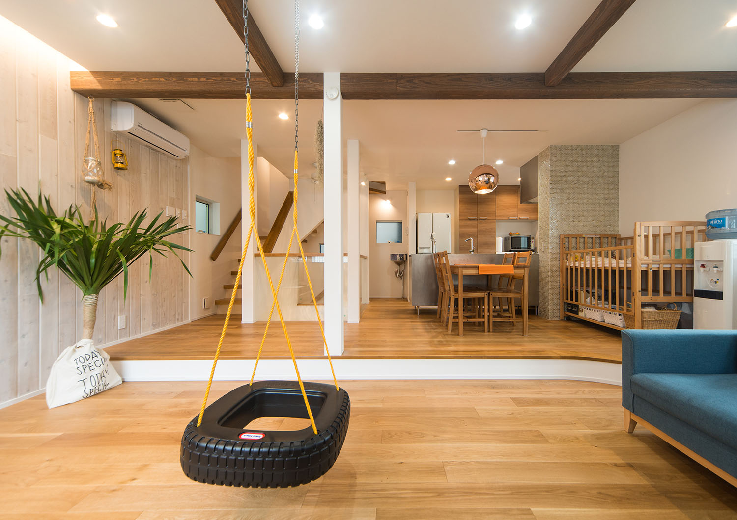 タイヤのブランコがあるフローリングのLDK・Gardenのある家 注文住宅・デザイン住宅建築実例_『CASE674 Gardenのある家』_LDK