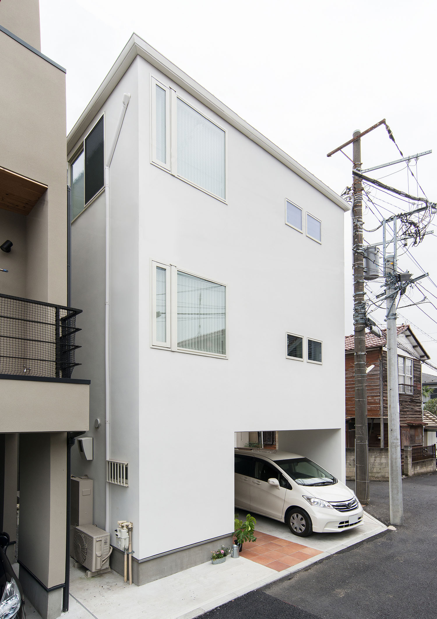 白いキューブ状の三階建て住宅を斜めから見た様子・デザイン住宅 注文住宅・デザイン住宅建築実例_『CASE674 Gardenのある家』_外観