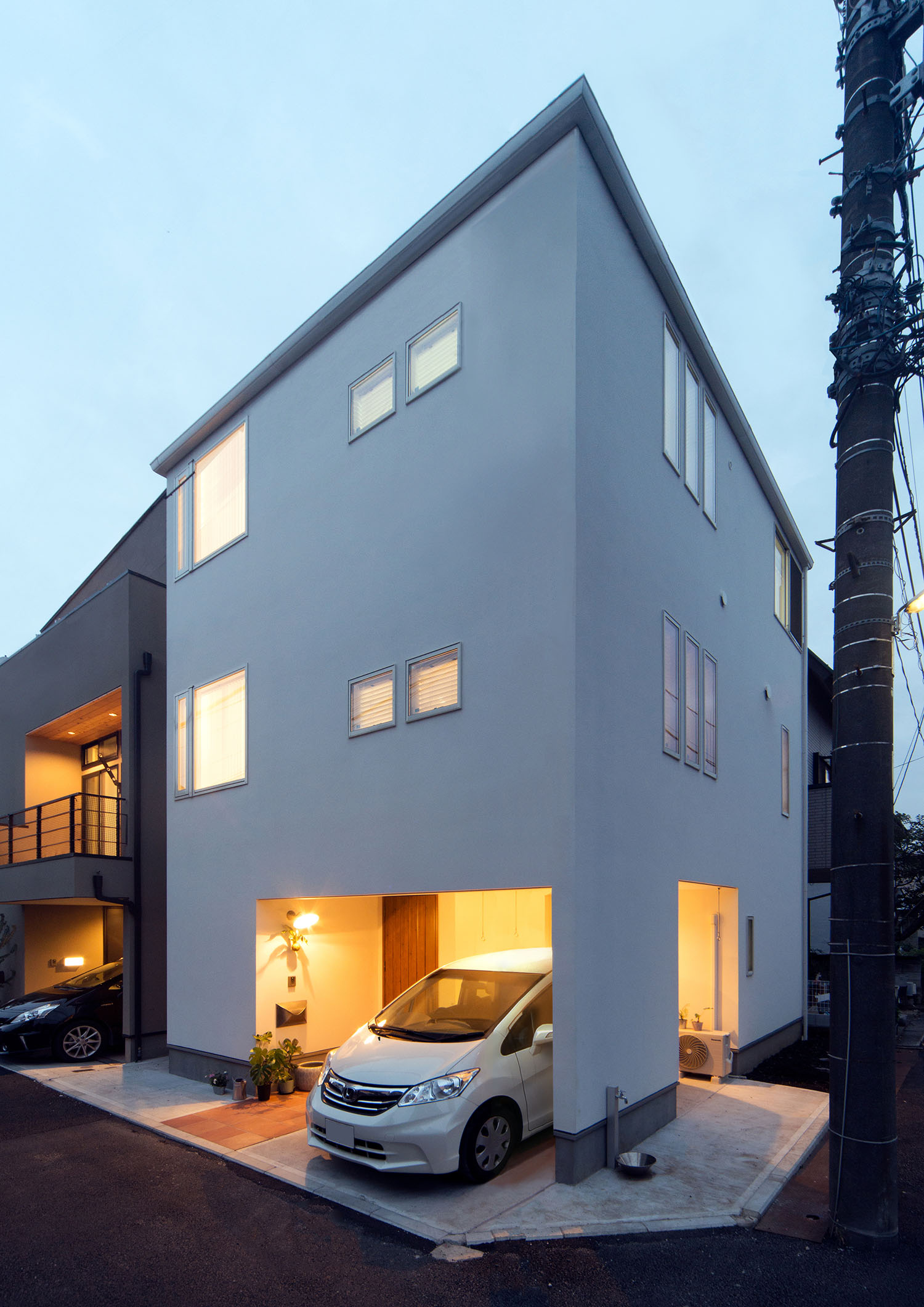 角地に立つ、白いキューブ状の三階建て住宅・デザイン住宅 注文住宅・デザイン住宅建築実例_『CASE674 Gardenのある家』_外観