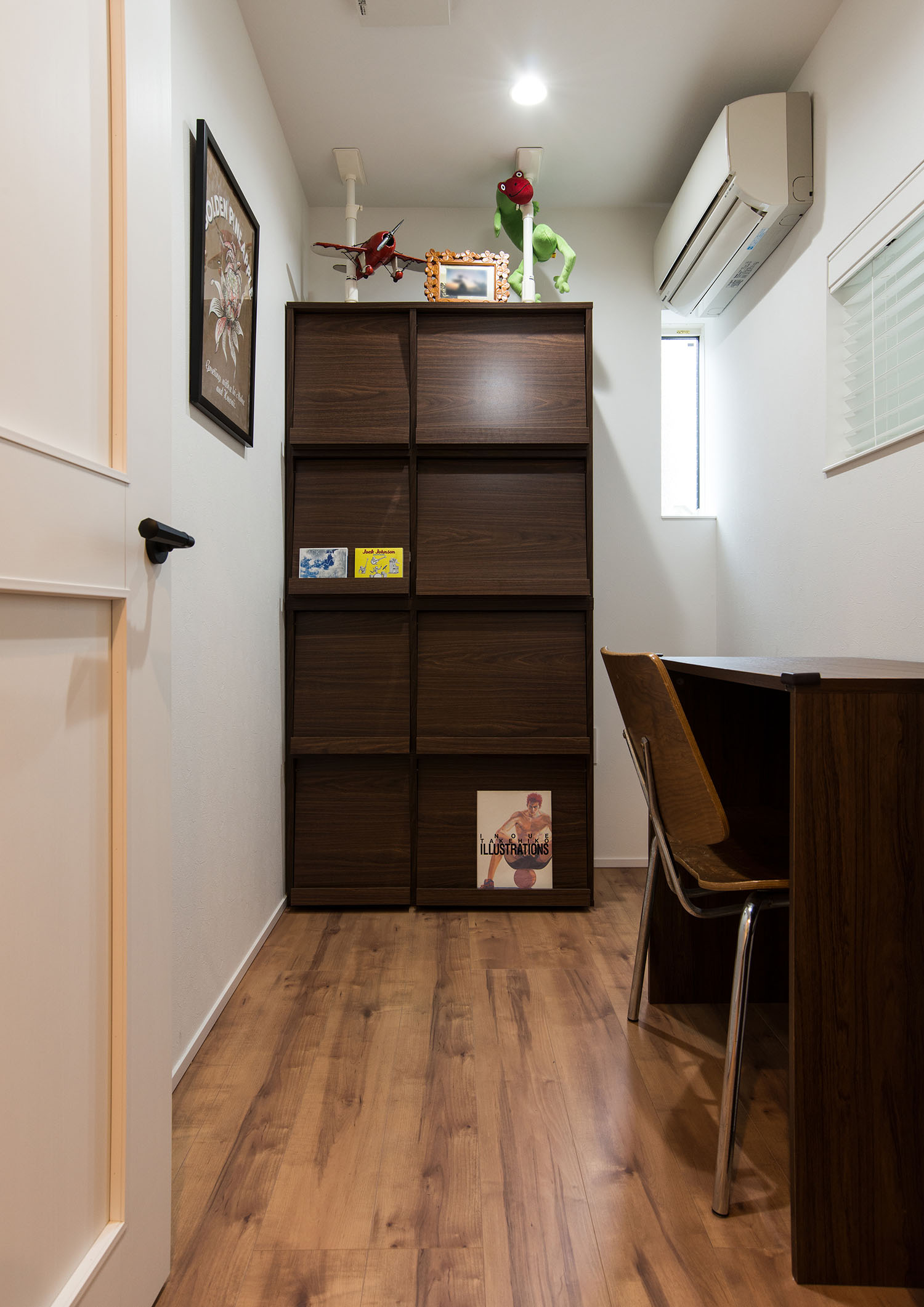 壁付けのデスクと本棚がある、スリット窓のある書斎・デザイン住宅 注文住宅・デザイン住宅建築実例_『CASE674 Gardenのある家』_書斎