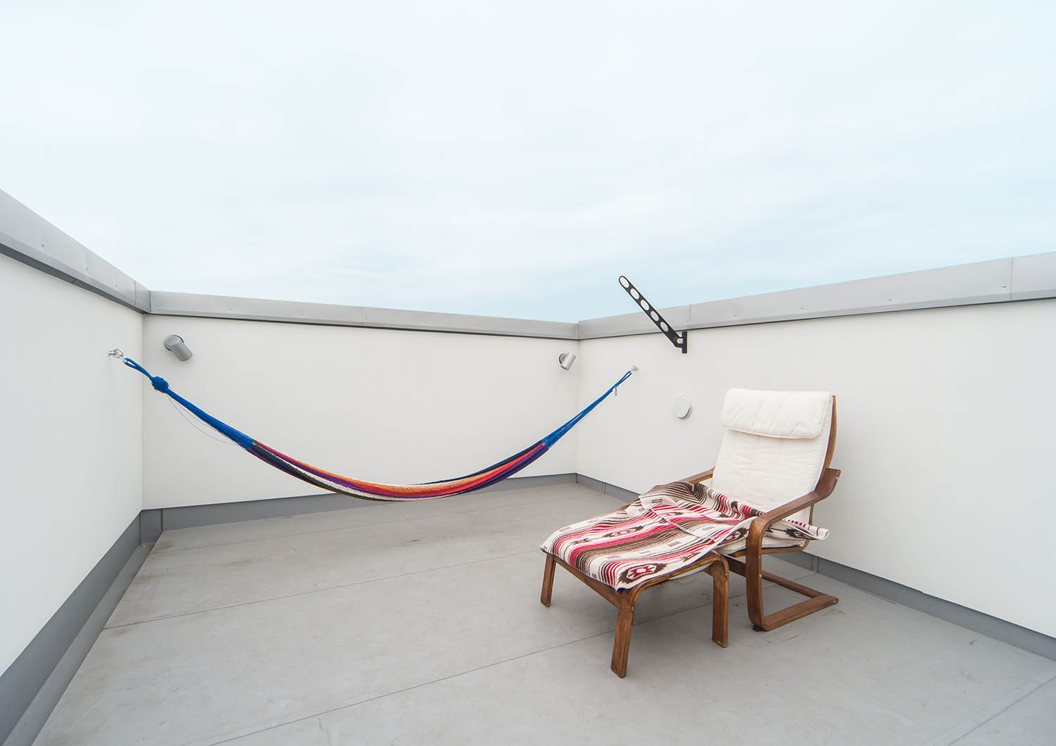 ハンモックや椅子が置かれたルーフバルコニー・デザイン住宅 注文住宅・デザイン住宅建築実例_『CASE674 Gardenのある家』_テラス・バルコニー