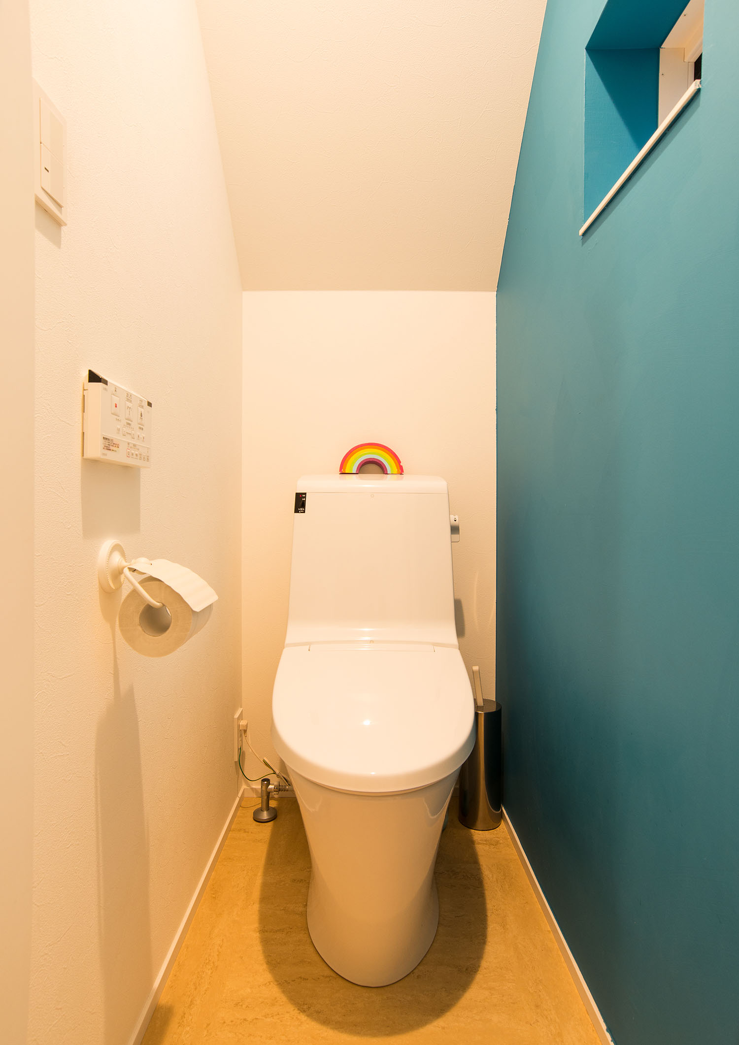 青いアクセントクロスが取り付けられたトイレ・デザイン住宅 注文住宅・デザイン住宅建築実例_『CASE674 Gardenのある家』_トイレ