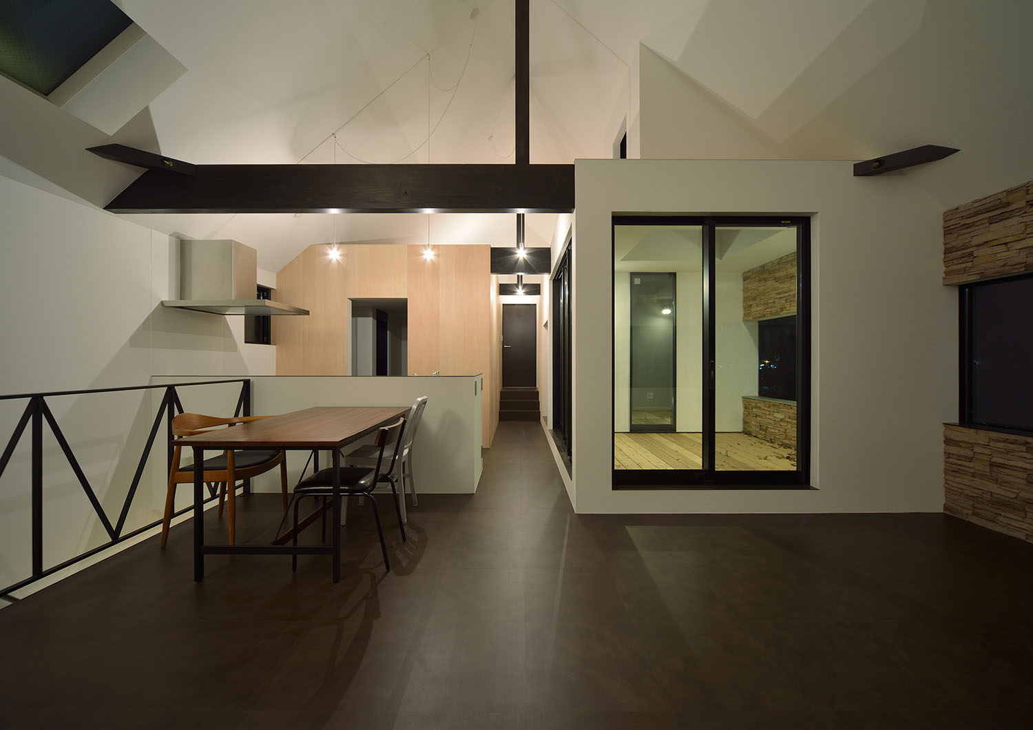 ペンダントライトが吊り下げられているLDK・デザイン住宅 注文住宅・デザイン住宅建築実例_『CASE676 箱を包む小屋裏』_LDK