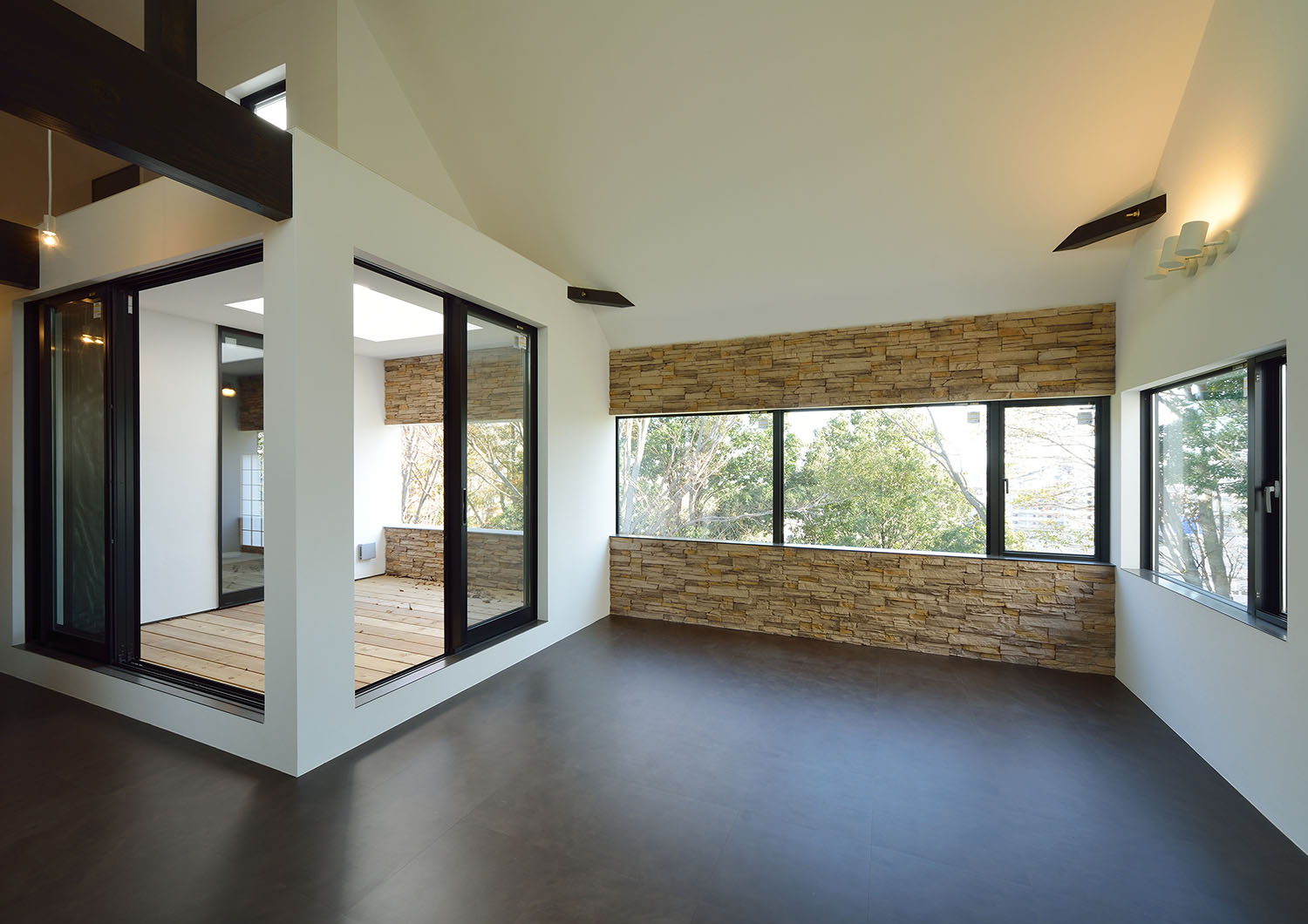 窓の上下がタイルのアクセントウォールになっている、中庭のあるLDK・デザイン住宅 注文住宅・デザイン住宅建築実例_『CASE676 箱を包む小屋裏』_LDK