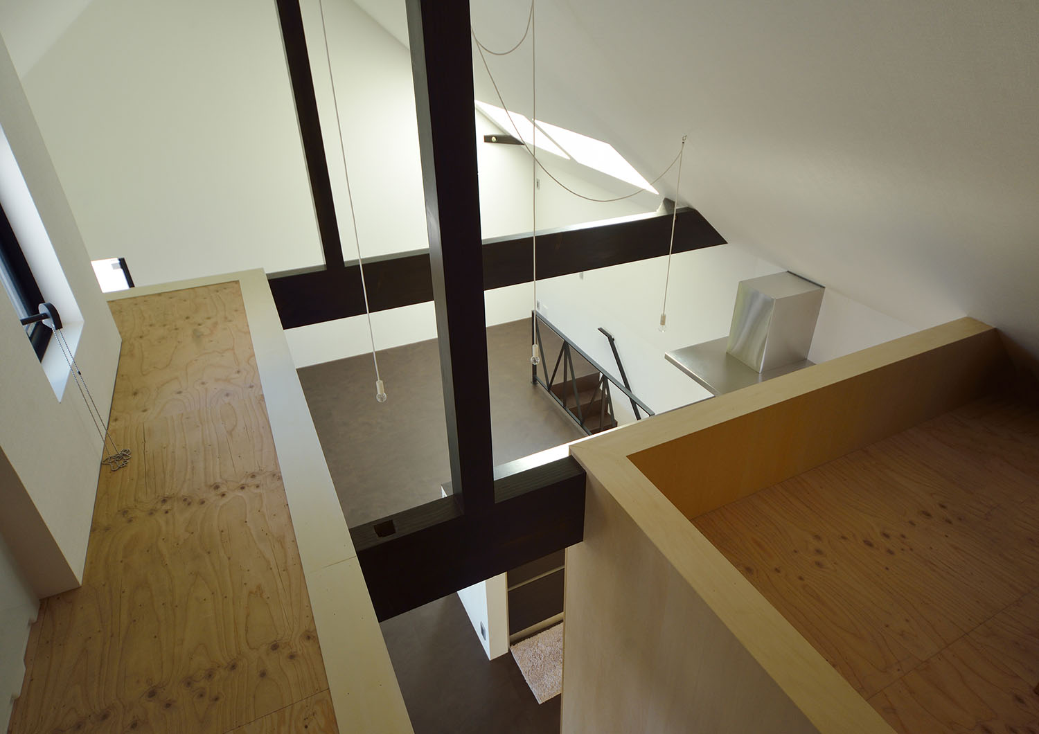 高天井部分に腰かけられるようになっているLDK・デザイン住宅 注文住宅・デザイン住宅建築実例_『CASE676 箱を包む小屋裏』_フリースペース