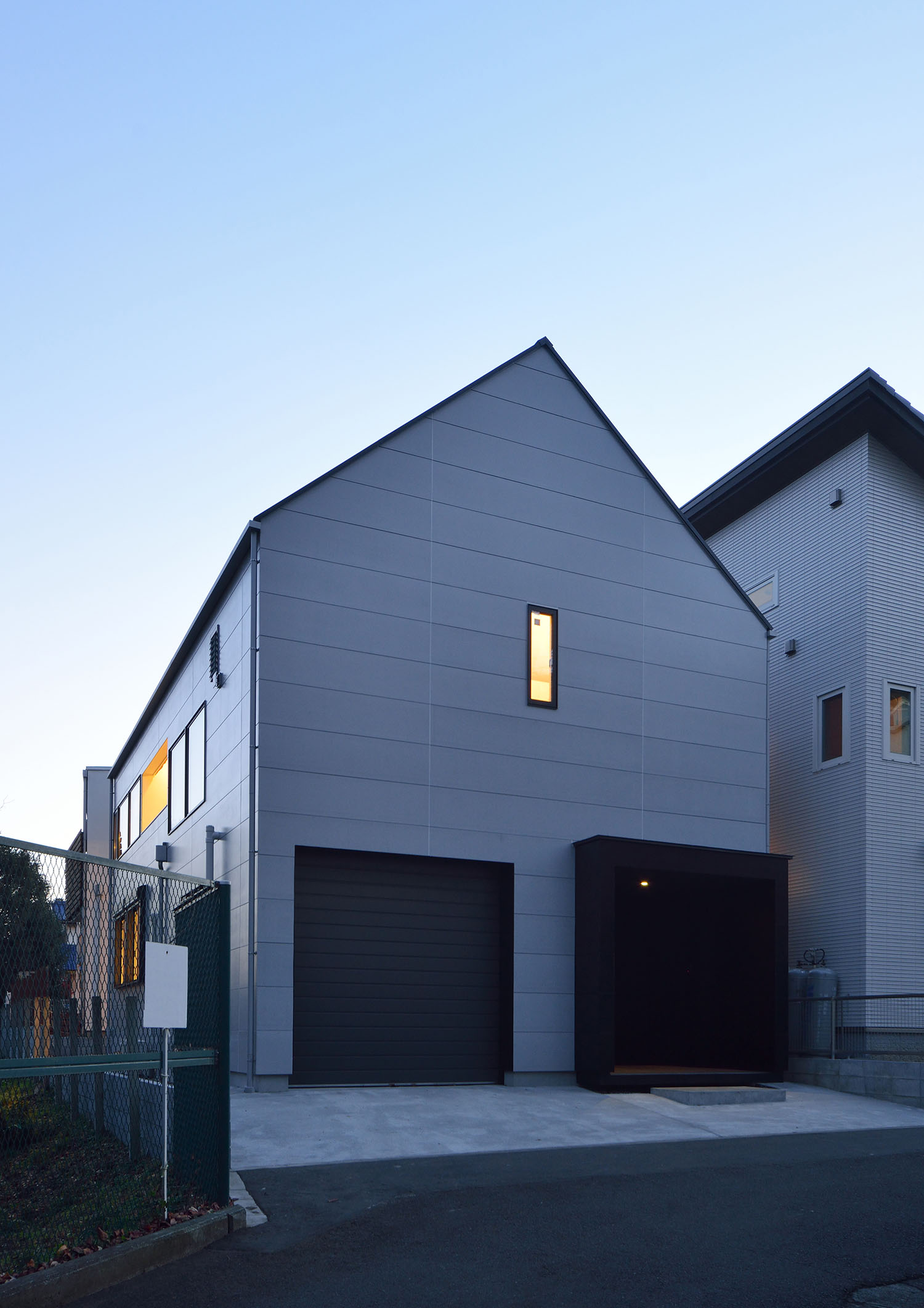 スリット窓から光が漏れる三角屋根の住宅の外観・デザイン住宅 注文住宅・デザイン住宅建築実例_『CASE676 箱を包む小屋裏』_外観