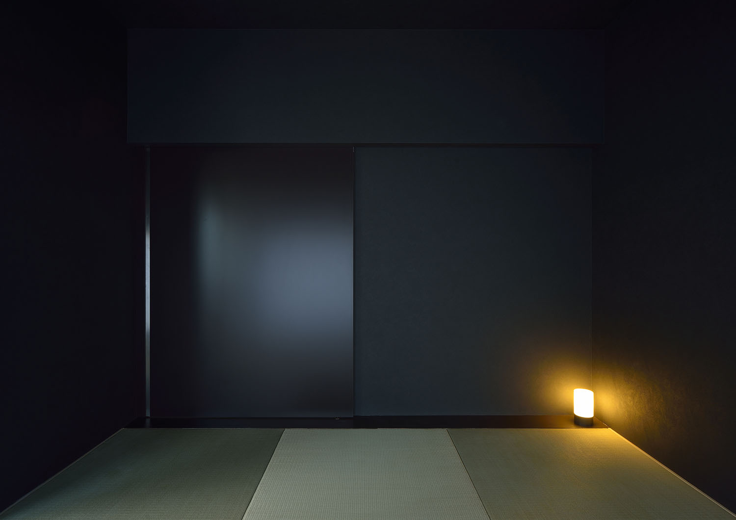 天井と壁が黒い、琉球畳の和室に間接照明が置かれた様子・デザイン住宅 注文住宅・デザイン住宅建築実例_『CASE676 箱を包む小屋裏』_和室