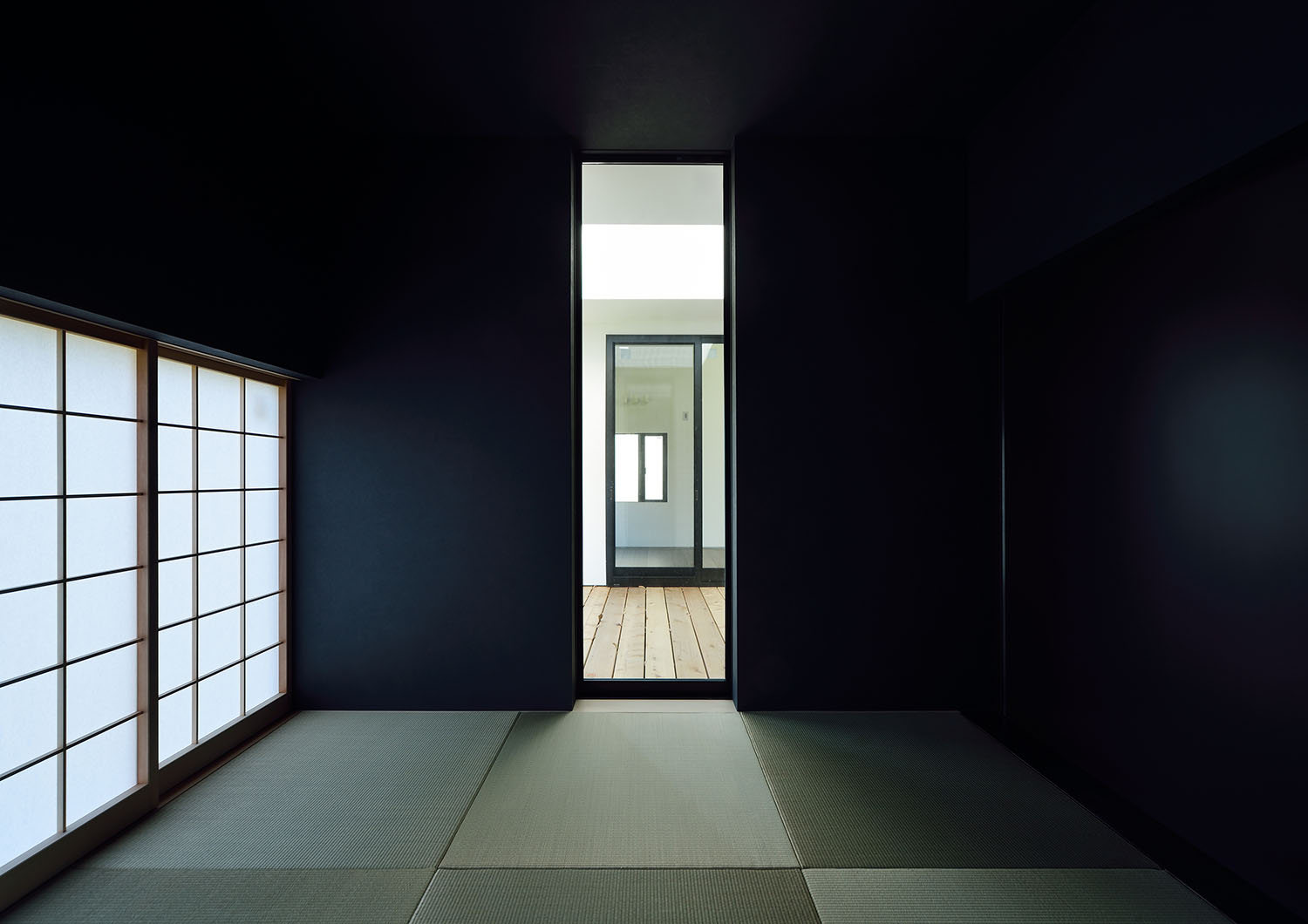 障子と琉球畳のある和室にスリットが入り、ウッドデッキの中庭が見える・デザイン住宅 注文住宅・デザイン住宅建築実例_『CASE676 箱を包む小屋裏』_和室