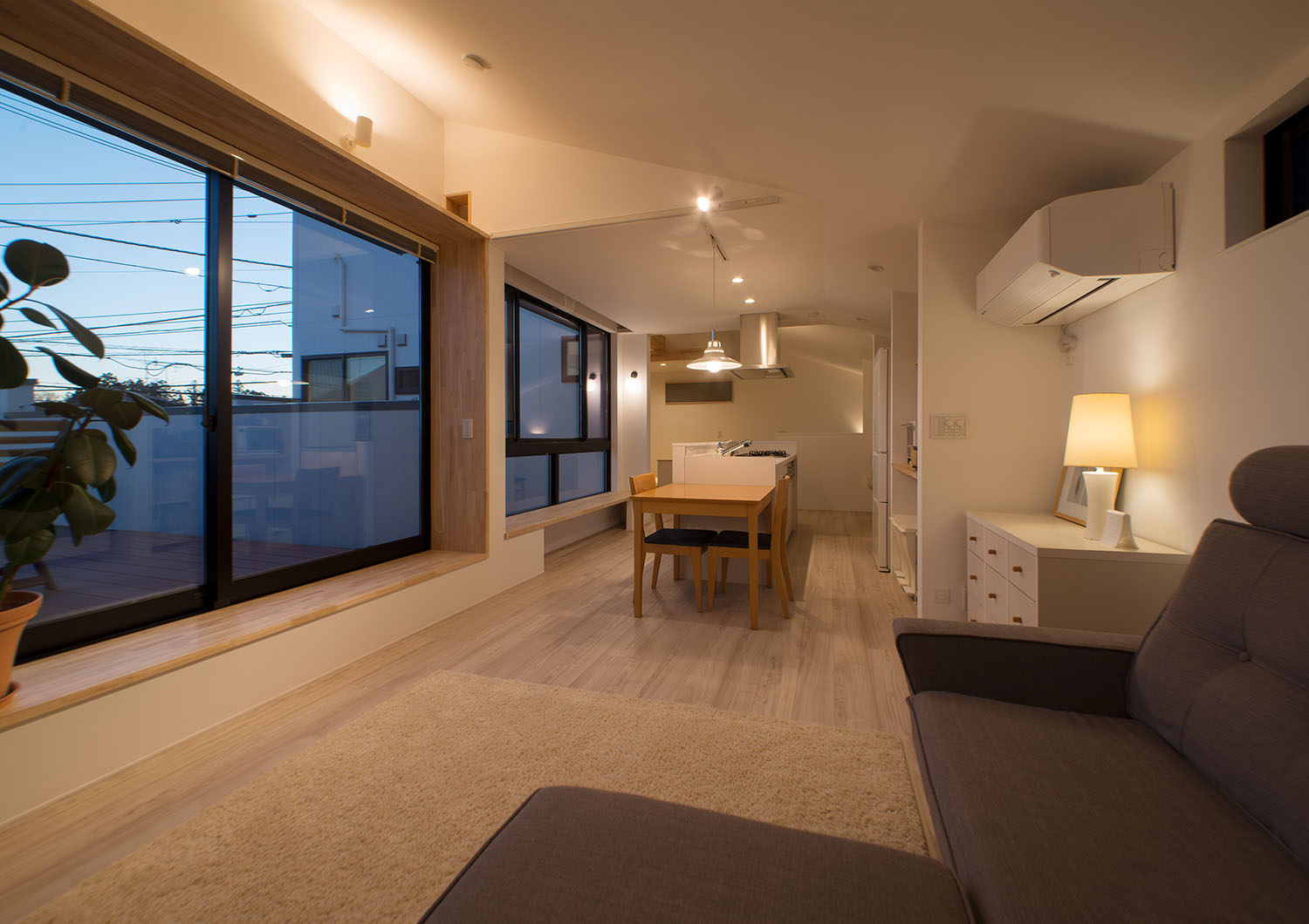 スポットライトや間接照明が照らすLDK・デザイン住宅 注文住宅・デザイン住宅建築実例_『CASE677 中庭が繋ぐ家族の気配』_LDK