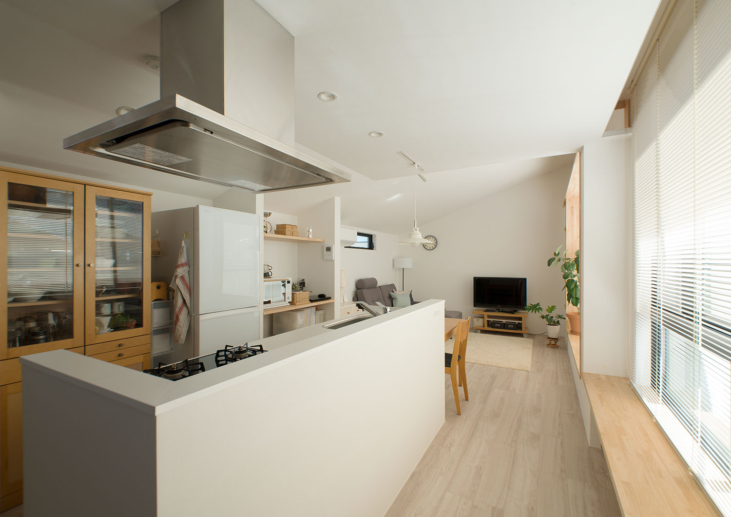 腰壁のついた白いアイランドキッチン・デザイン住宅 注文住宅・デザイン住宅建築実例_『CASE677 中庭が繋ぐ家族の気配』_LDK