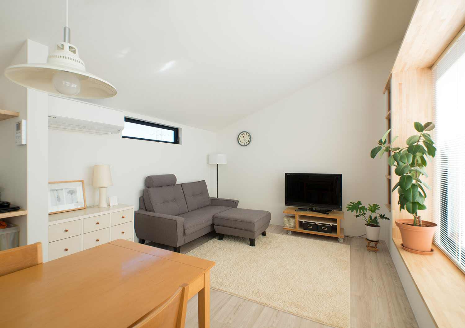 木のダイニングテーブルやグレーのソファが置かれたLDK・デザイン住宅 注文住宅・デザイン住宅建築実例_『CASE677 中庭が繋ぐ家族の気配』_LDK