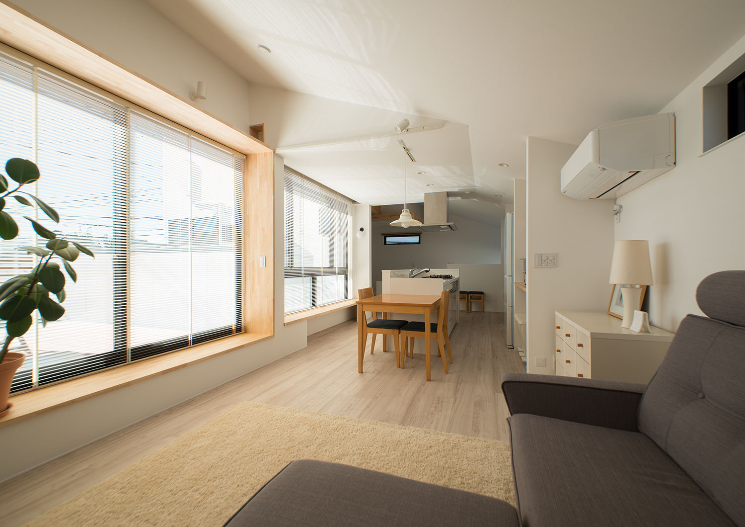 キッチン、ダイニング、リビングが一直線に並んだLDK・デザイン住宅 注文住宅・デザイン住宅建築実例_『CASE677 中庭が繋ぐ家族の気配』_LDK