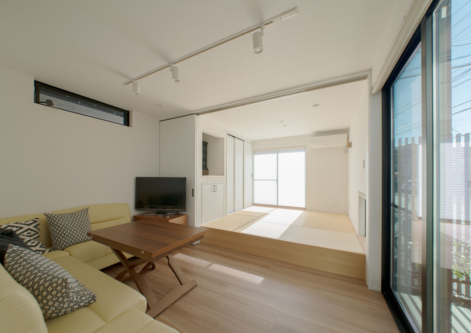 小上がりになった和室があるLDK・デザイン住宅 注文住宅・デザイン住宅建築実例_『CASE677 中庭が繋ぐ家族の気配』_LDK