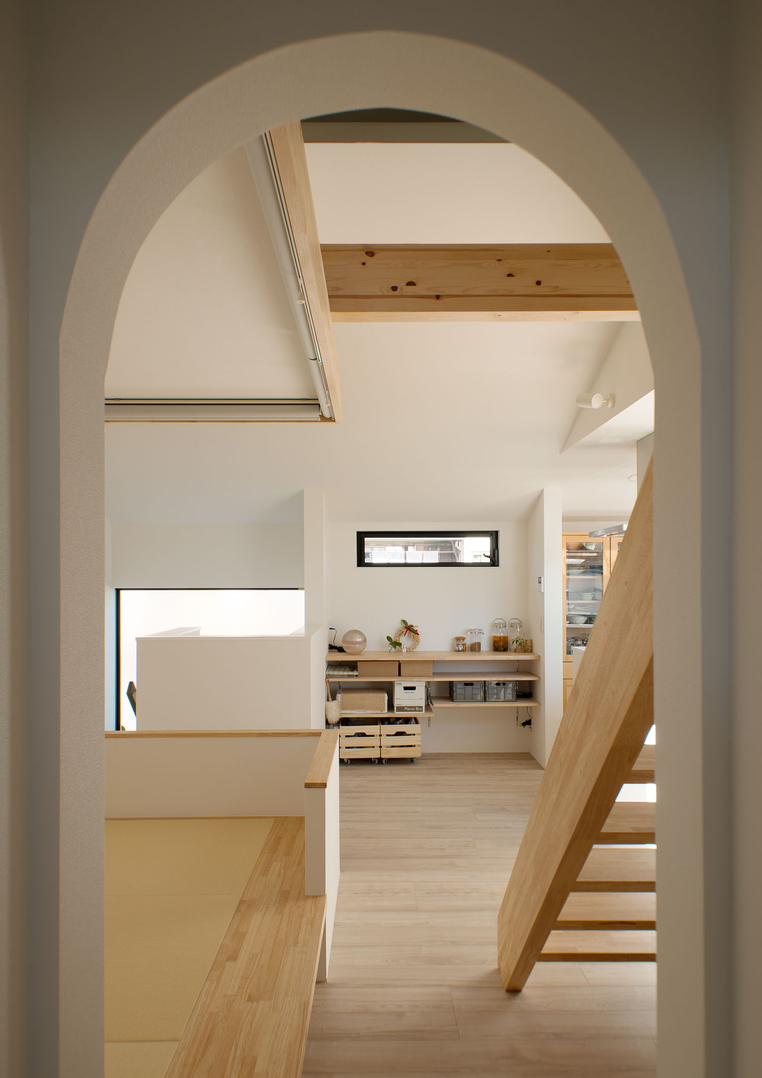 アーチ壁の部屋から和室やスケルトン階段が見える様子スリット窓があり、周囲にロールスクリーンがある和室・デザイン住宅 注文住宅・デザイン住宅建築実例_『CASE677 中庭が繋ぐ家族の気配』_和室