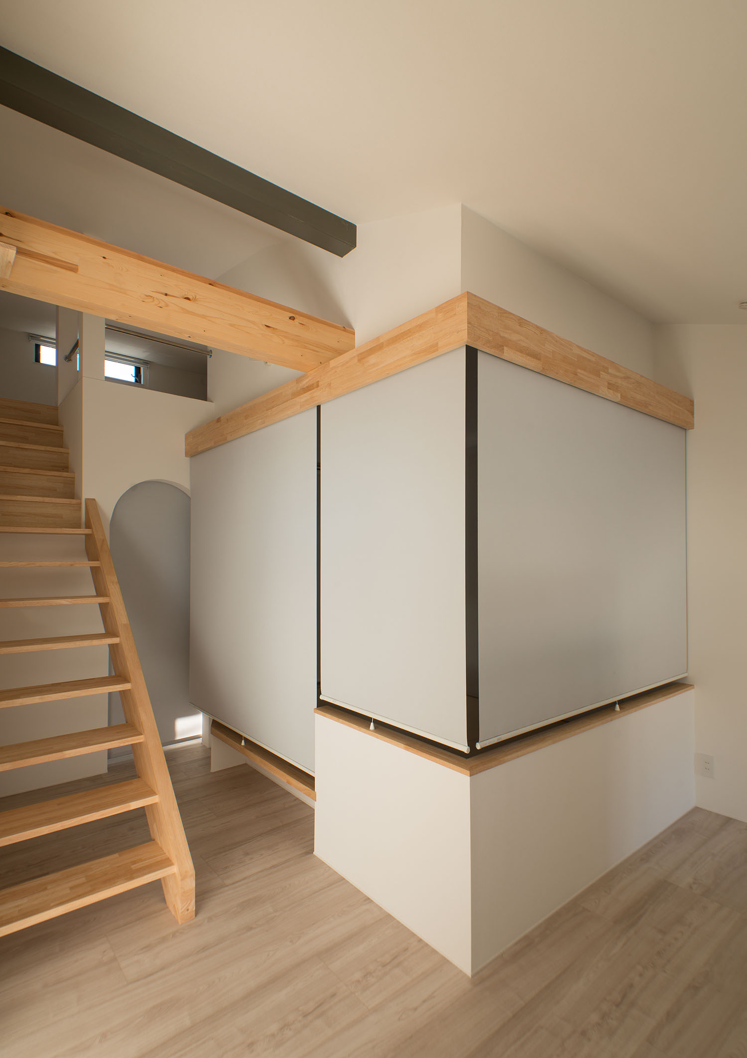 スケルトン階段のそばにあるロールスクリーンが下ろされた空間・デザイン住宅 注文住宅・デザイン住宅建築実例_『CASE677 中庭が繋ぐ家族の気配』_和室