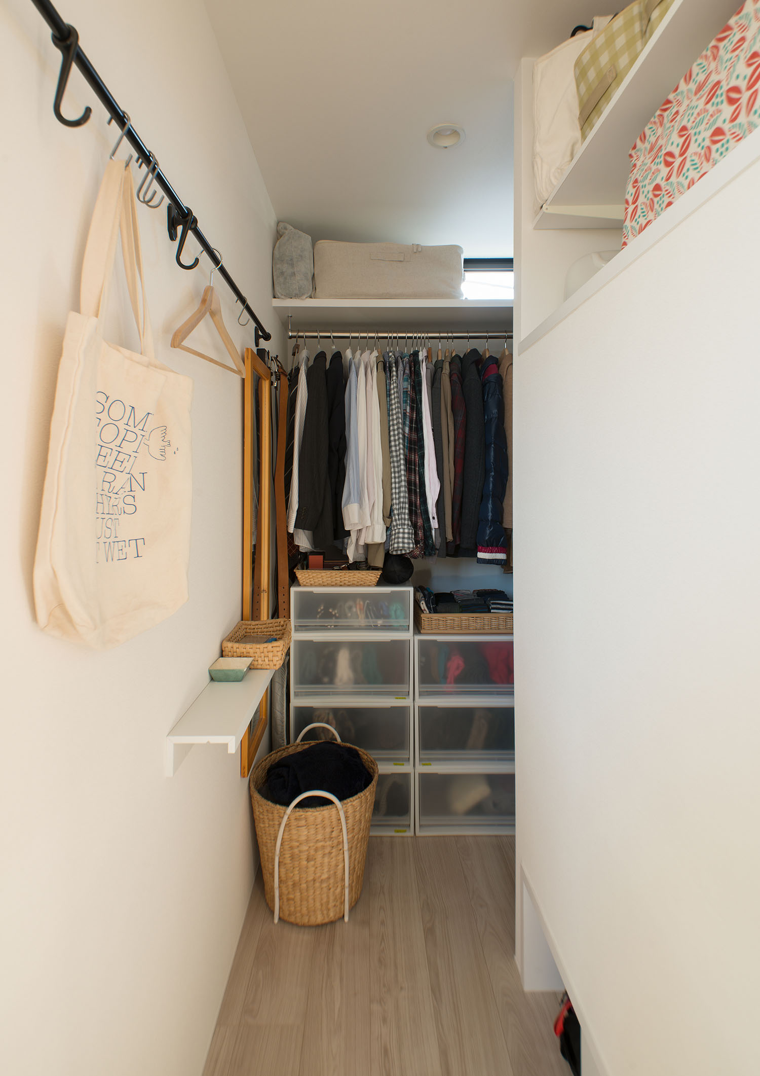 壁にバッグ等が掛けられるウォークインクローゼット・デザイン住宅 注文住宅・デザイン住宅建築実例_『CASE677 中庭が繋ぐ家族の気配』_ウォークインクローゼット