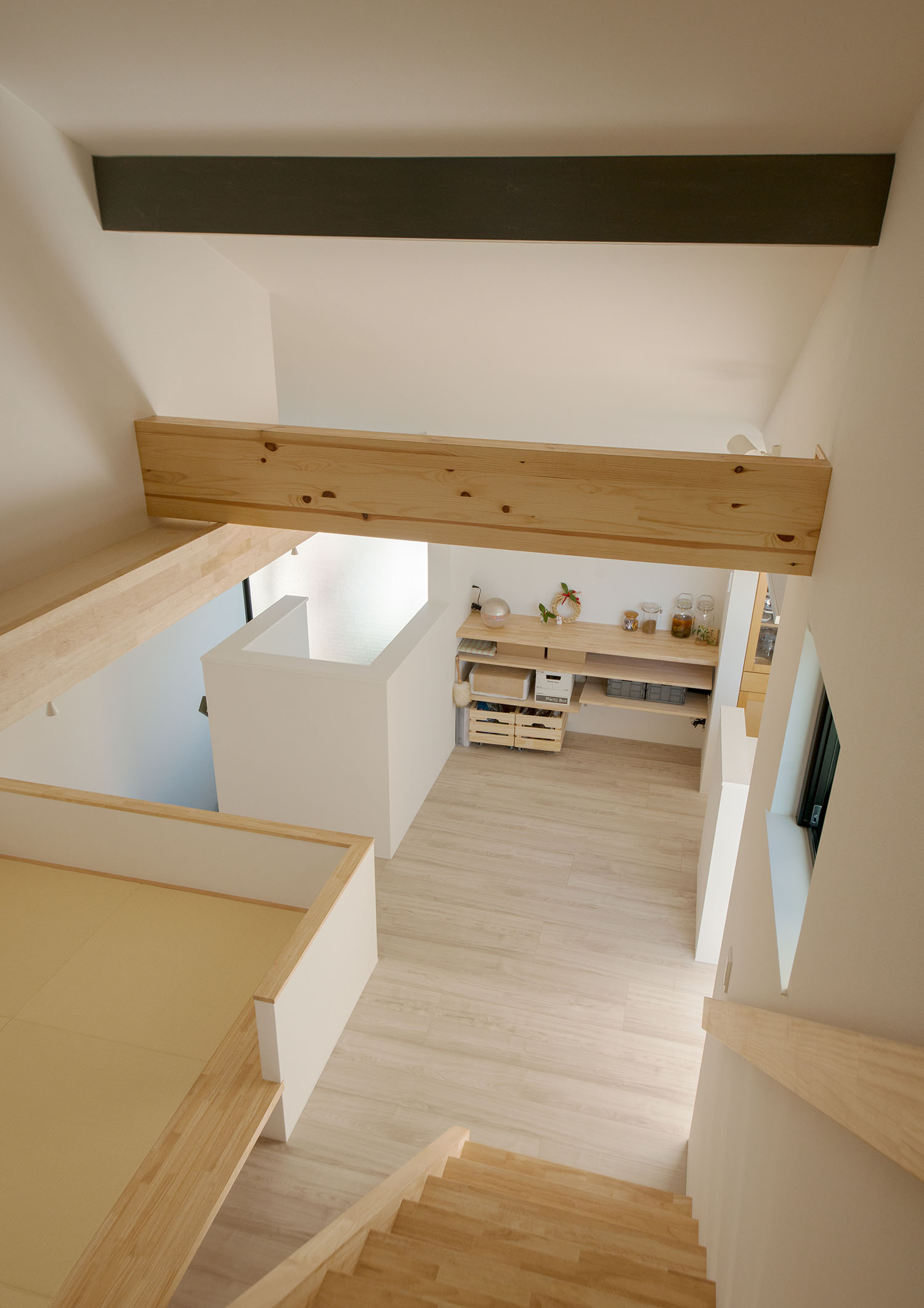 木のスケルトン階段を上から見た様子・デザイン住宅 注文住宅・デザイン住宅建築実例_『CASE677 中庭が繋ぐ家族の気配』_階段