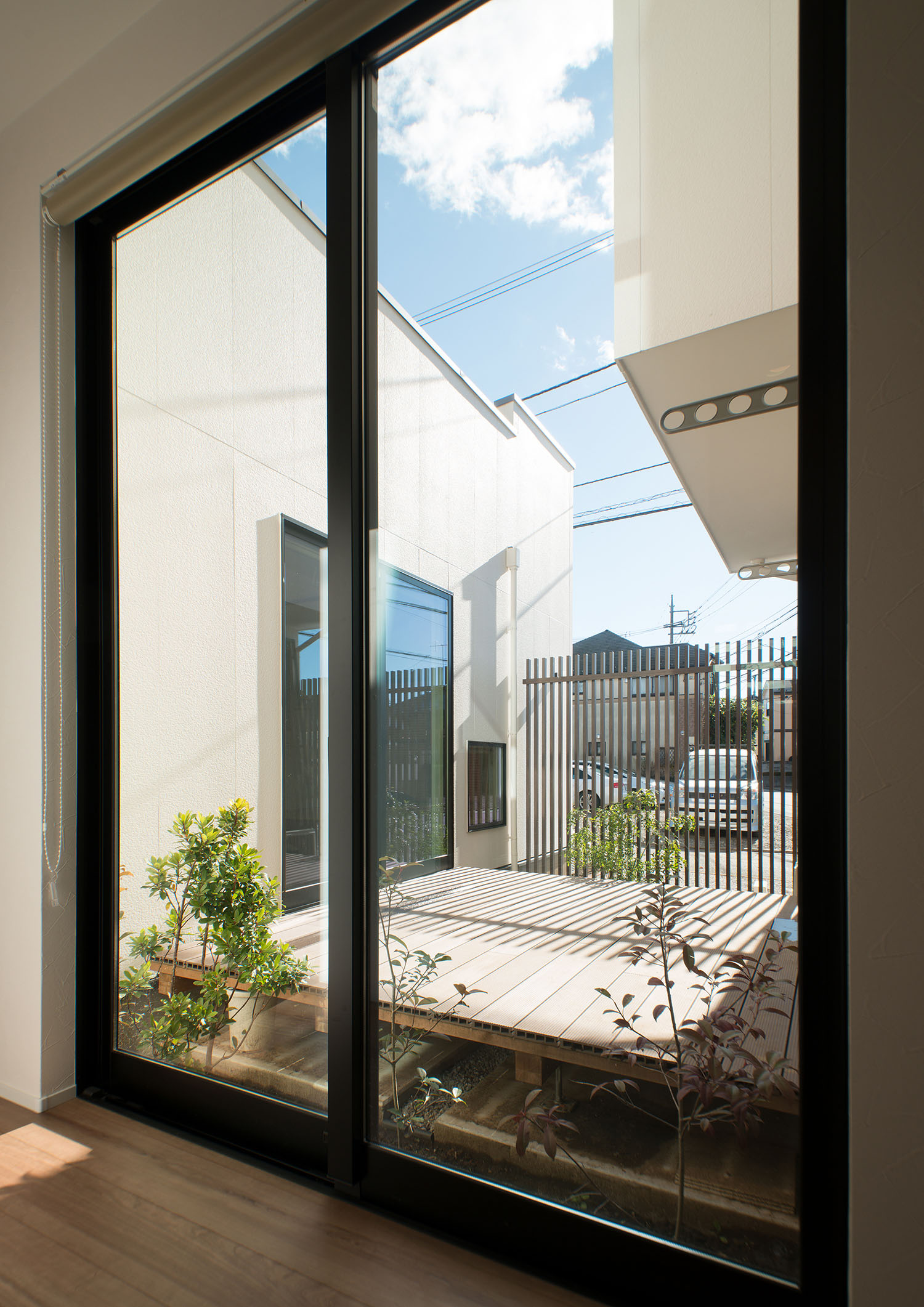 室内から、ウッドデッキの中庭を見た様子・デザイン住宅 注文住宅・デザイン住宅建築実例_『CASE677 中庭が繋ぐ家族の気配』_中庭