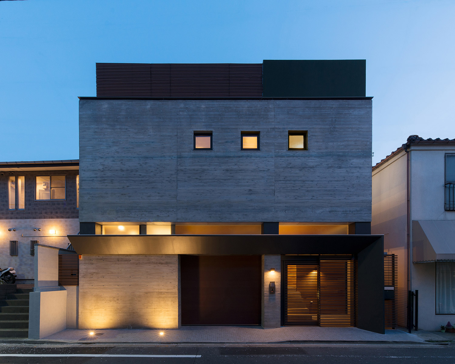 地面に照明が埋め込まれたコンクリート打ち放しの外壁の住まい・デザイン住宅 注文住宅・デザイン住宅建築実例_『CASE606 CEDAR BOX』_外観