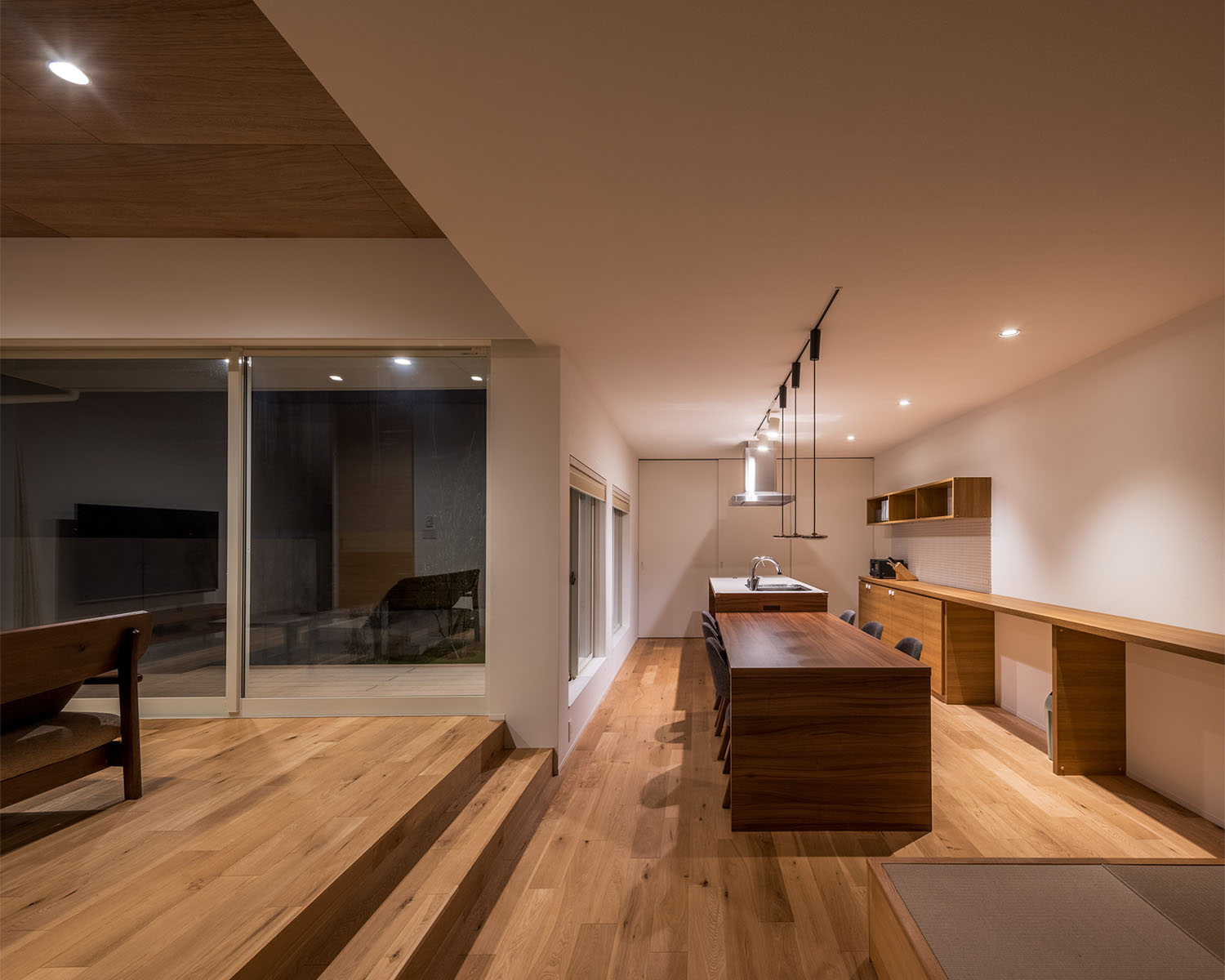 ダウンライトやペンダントライトによって照らされるLDK・デザイン住宅 注文住宅・デザイン住宅建築実例_『CASE679 だんだんのいえ』_LDK