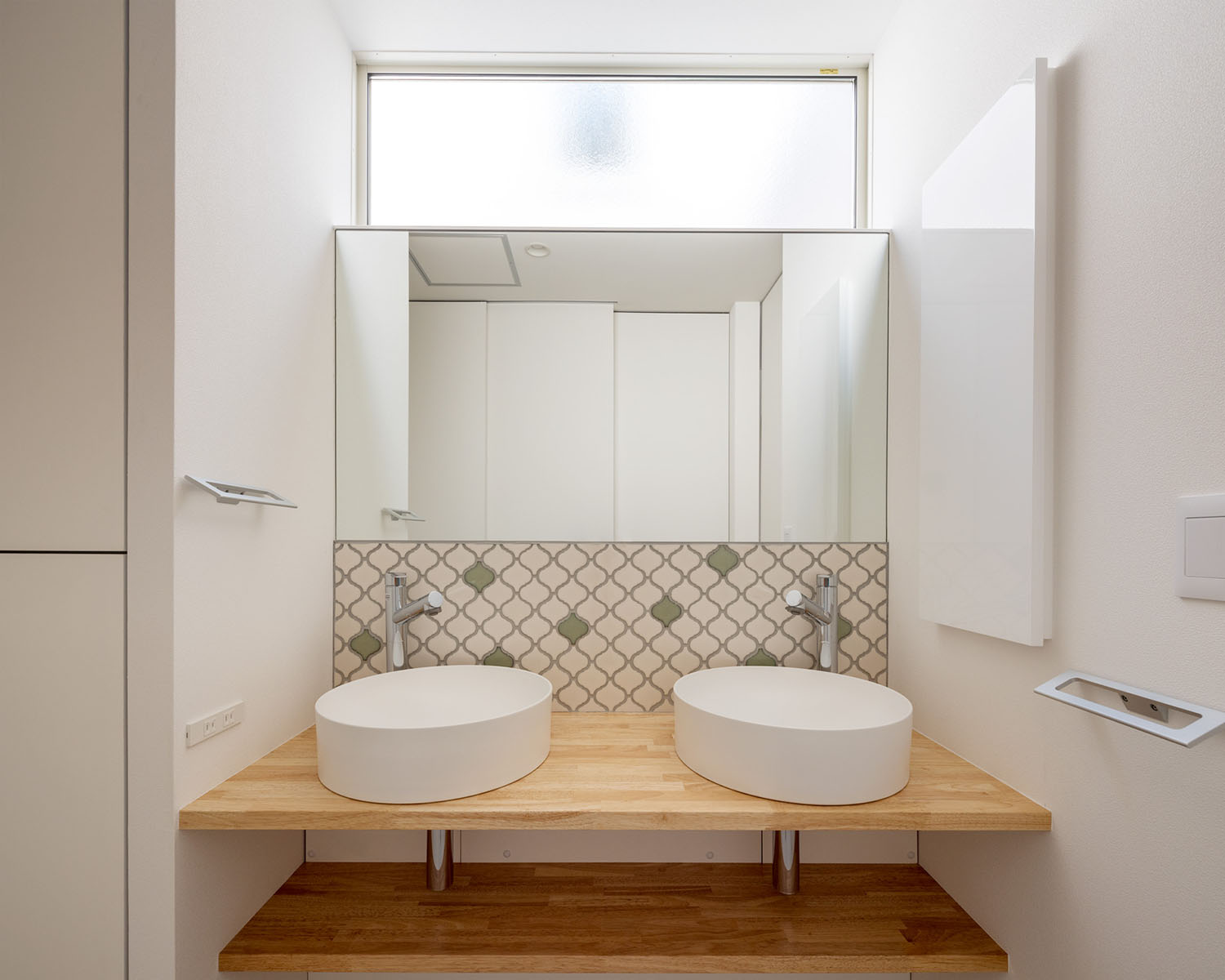 丸い洗面ボウルが二つ並び、鏡の下の壁がタイル張りになった洗面所・デザイン住宅 注文住宅・デザイン住宅建築実例_『CASE679 だんだんのいえ』_浴室・洗面所