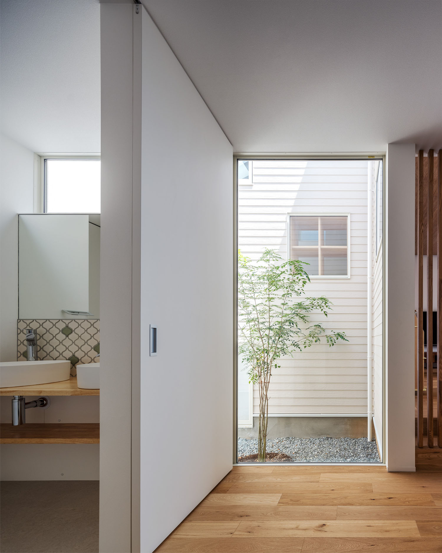 天井まであるFIX窓から植栽が見える、フローリングの空間・デザイン住宅 注文住宅・デザイン住宅建築実例_『CASE679 だんだんのいえ』_玄関